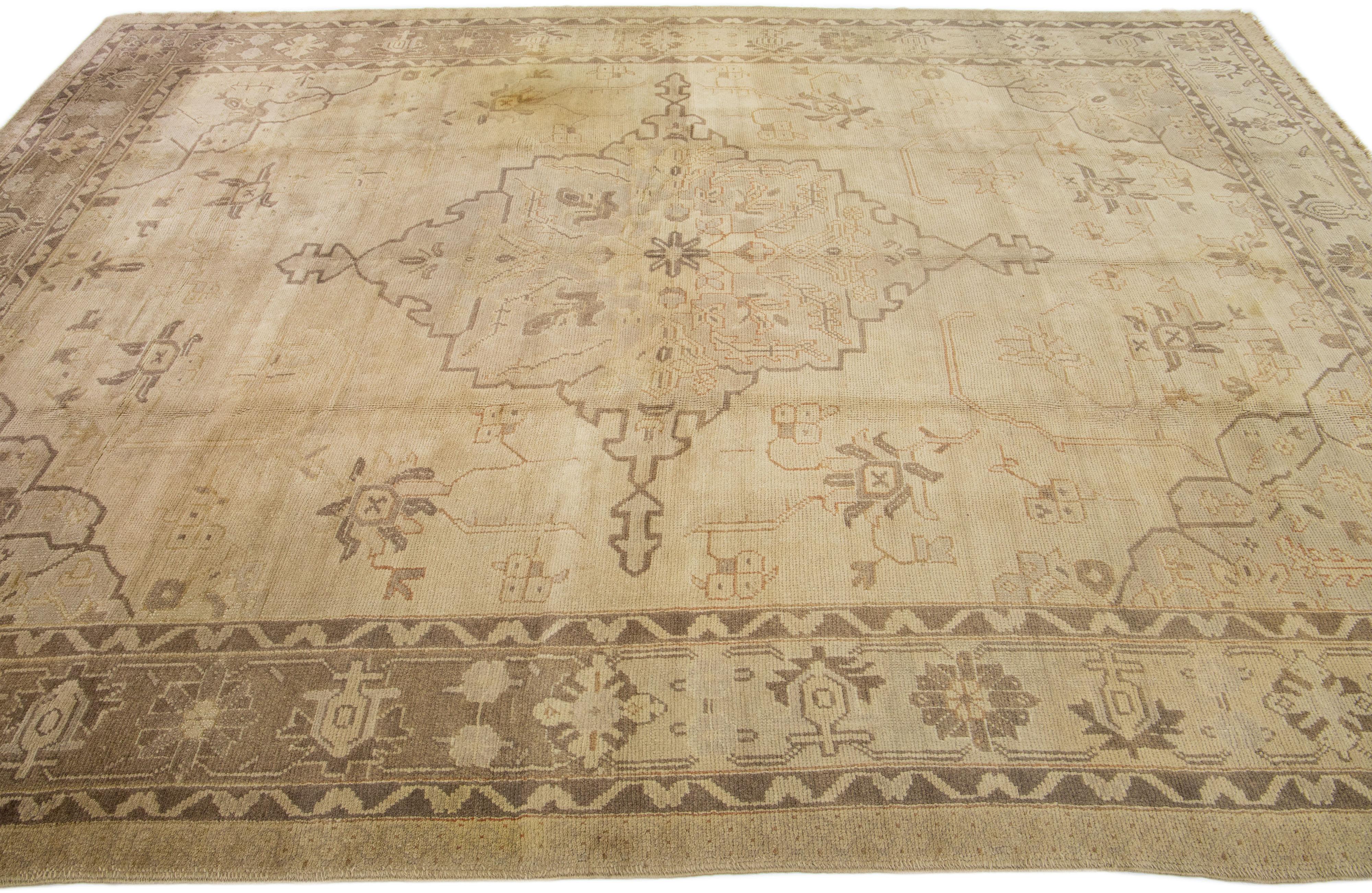 Vintage Medallion Motif Turkish Oushak Wool Rug Handmade in Beige In Good Condition For Sale In Norwalk, CT