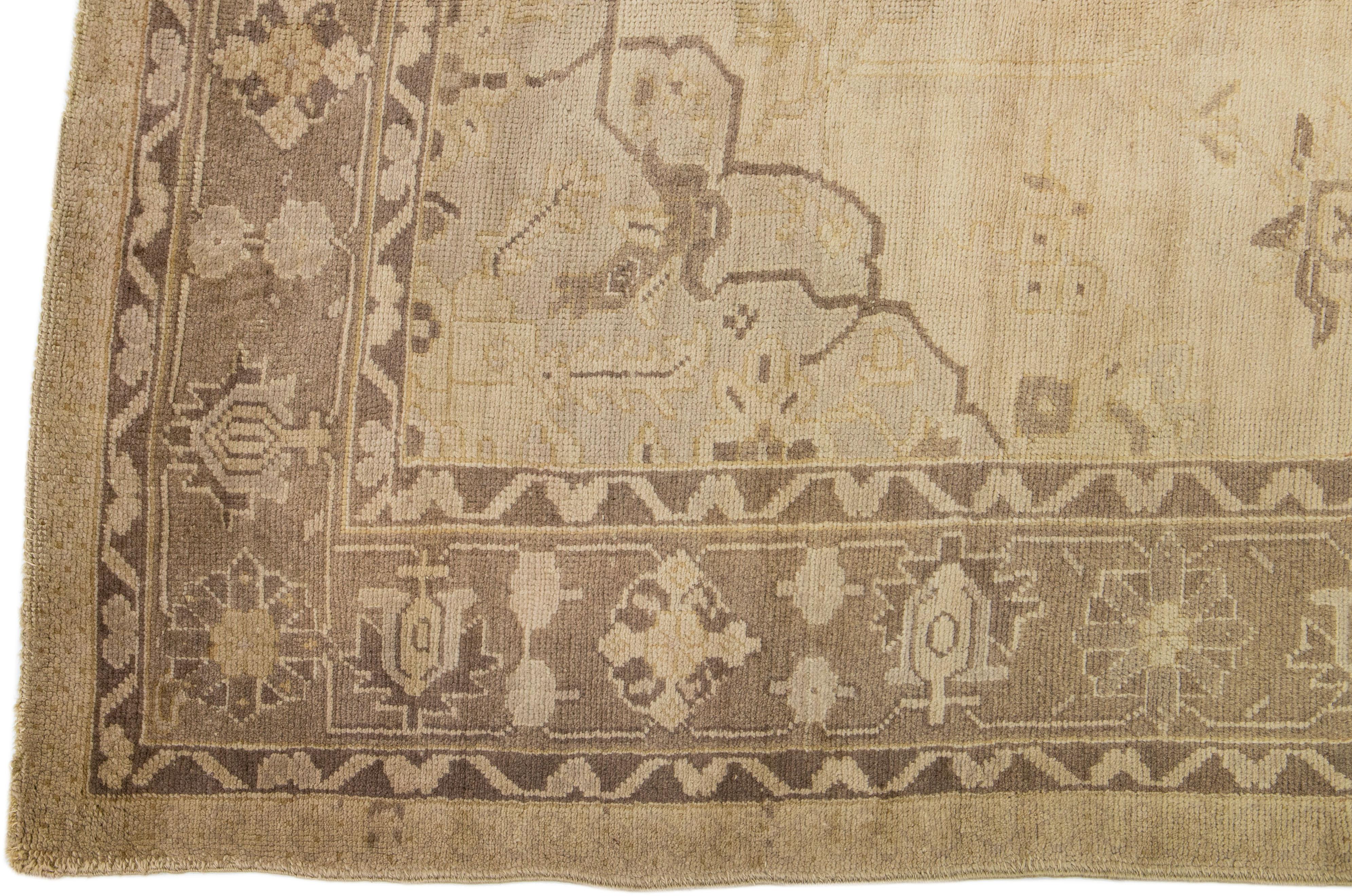 Tapis turc en laine Oushak à motif médaillon vintage fait à la main en beige Bon état - En vente à Norwalk, CT