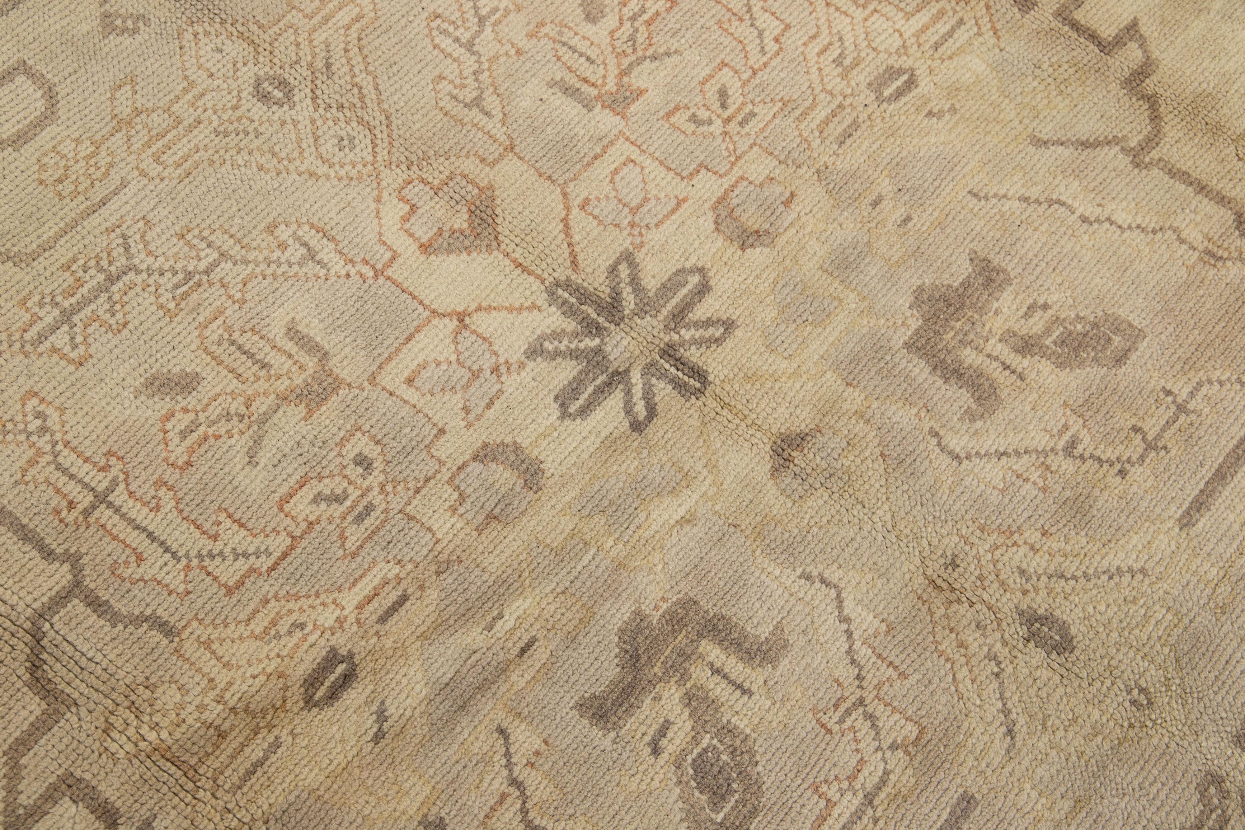 Milieu du XXe siècle Tapis turc en laine Oushak à motif médaillon vintage fait à la main en beige en vente