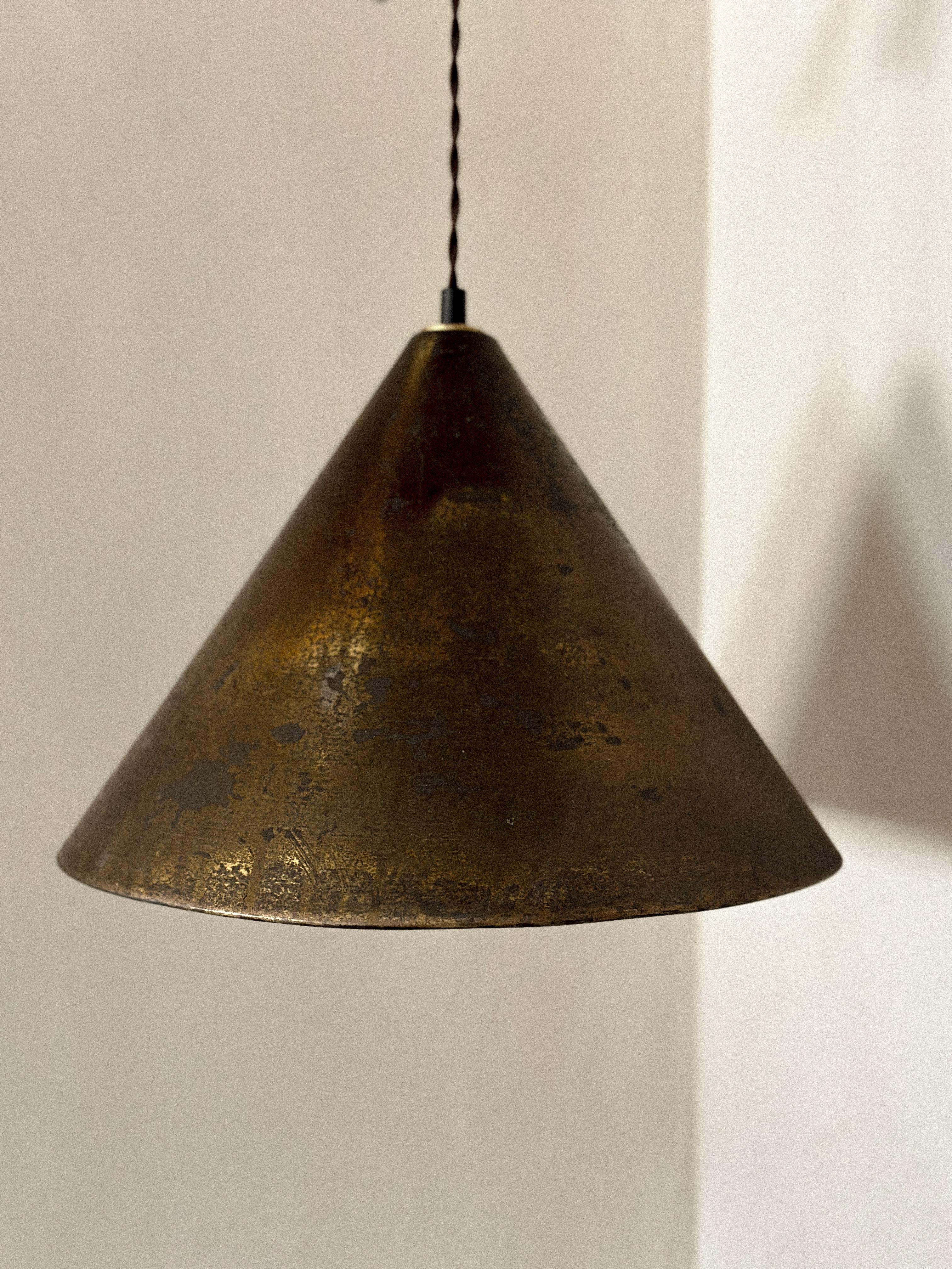 A Vintage Mid-Century Brass Pendant, Denmark, c. 1950s In Good Condition For Sale In Hønefoss, 30