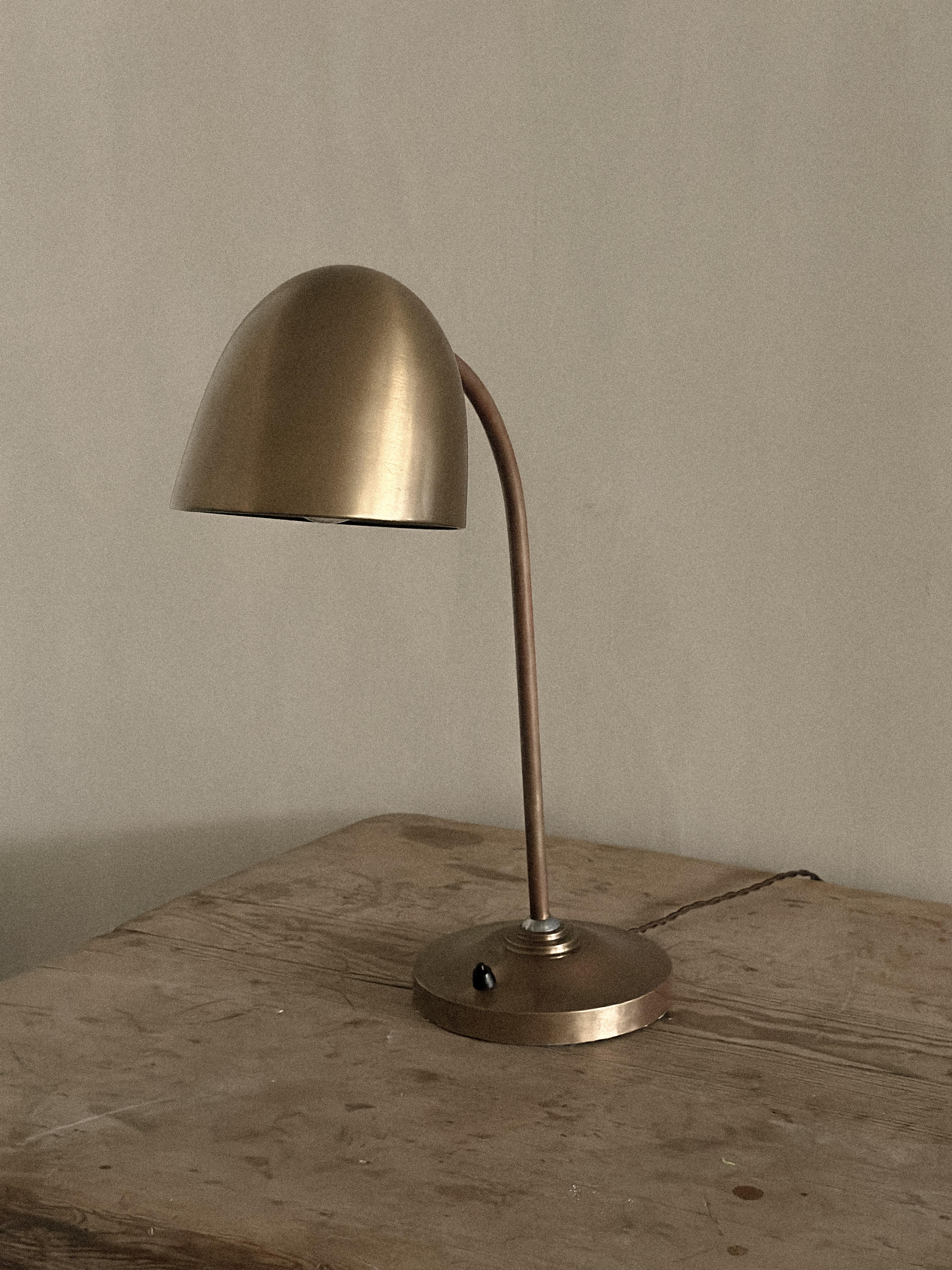 Lampe de table en laiton du milieu du siècle, richement patinée. Équipé d'un nouveau fil et d'une nouvelle fiche. 