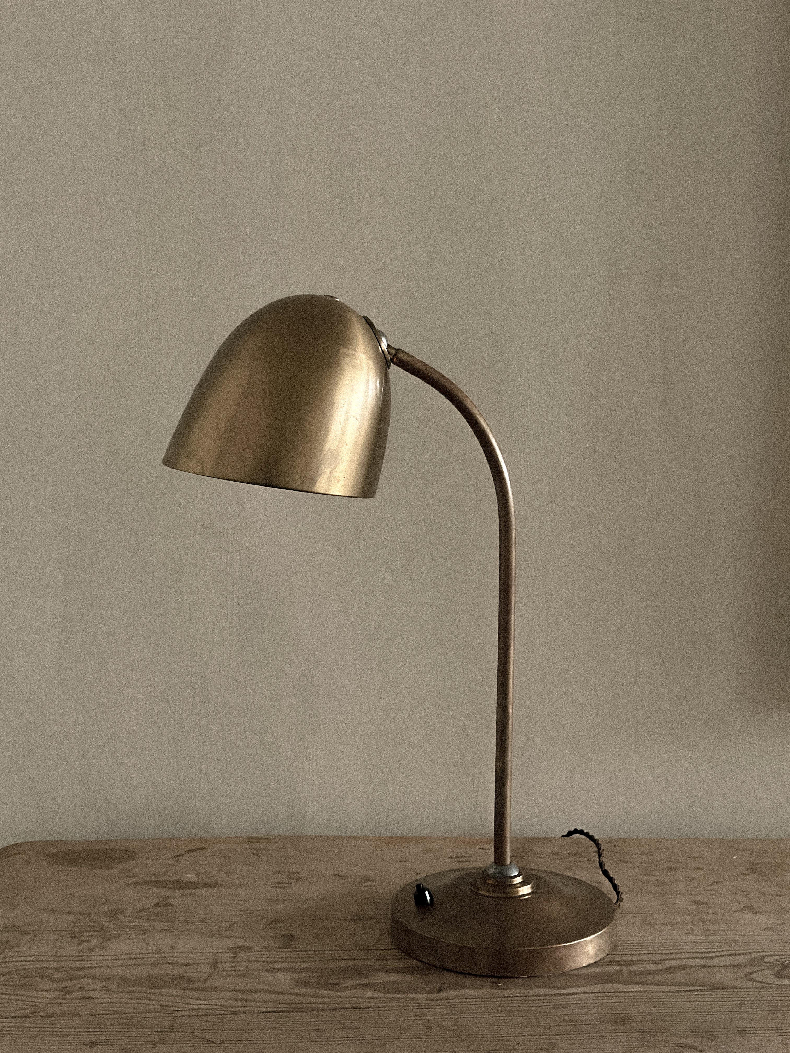 Mid-Century Modern A.I.C.C., lampe de table en laiton du milieu du siècle dernier, Danemark, c. 1950s en vente