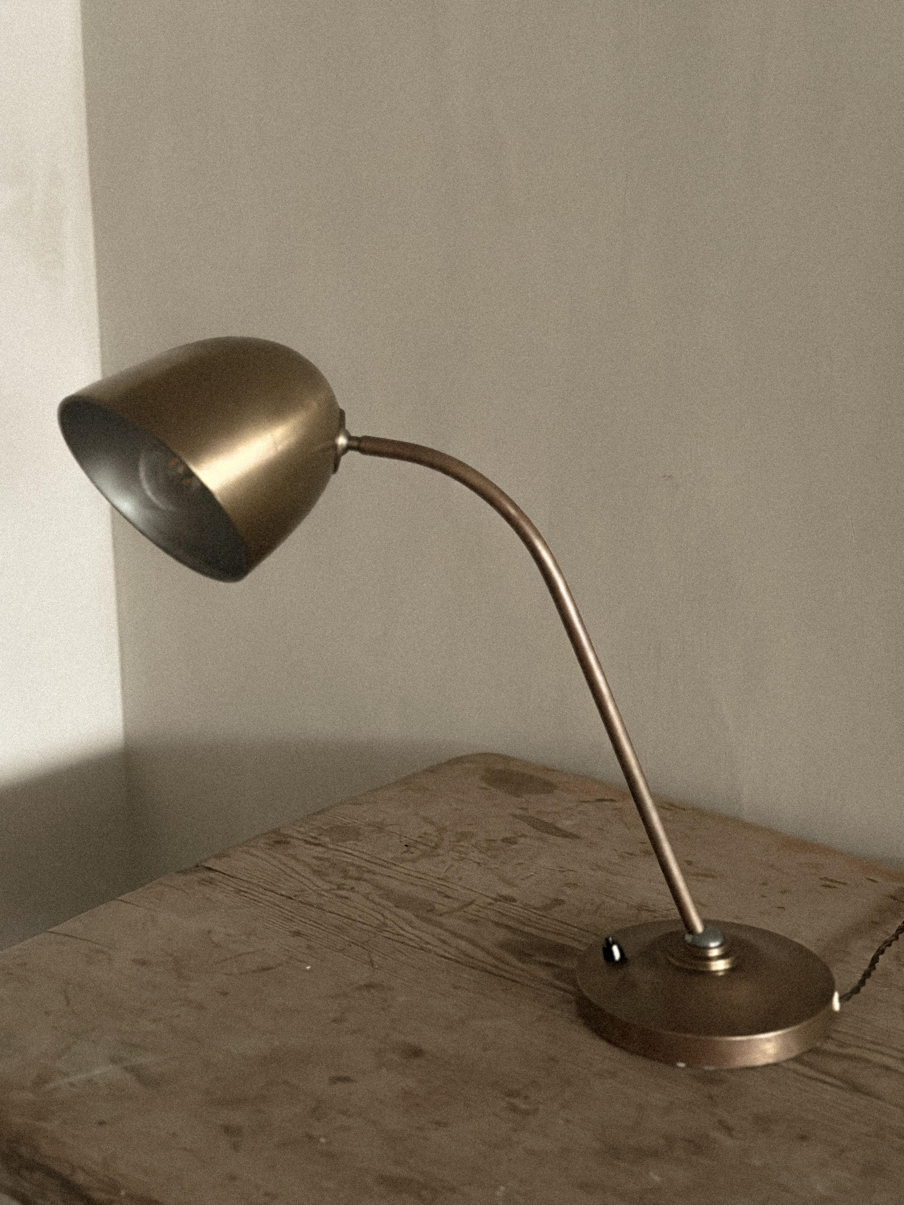 Danois A.I.C.C., lampe de table en laiton du milieu du siècle dernier, Danemark, c. 1950s en vente