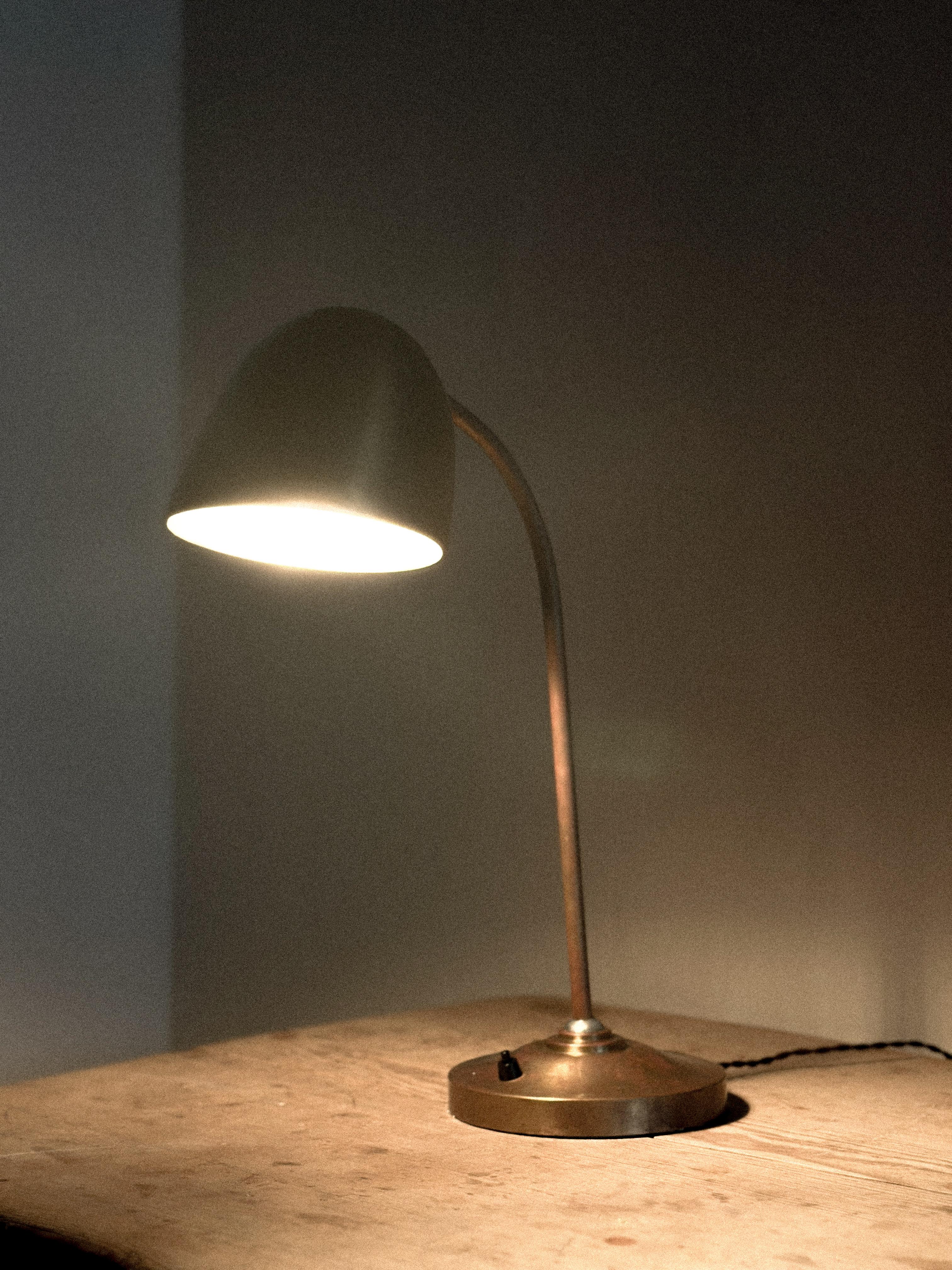 A.I.C.C., lampe de table en laiton du milieu du siècle dernier, Danemark, c. 1950s Bon état - En vente à Hønefoss, 30