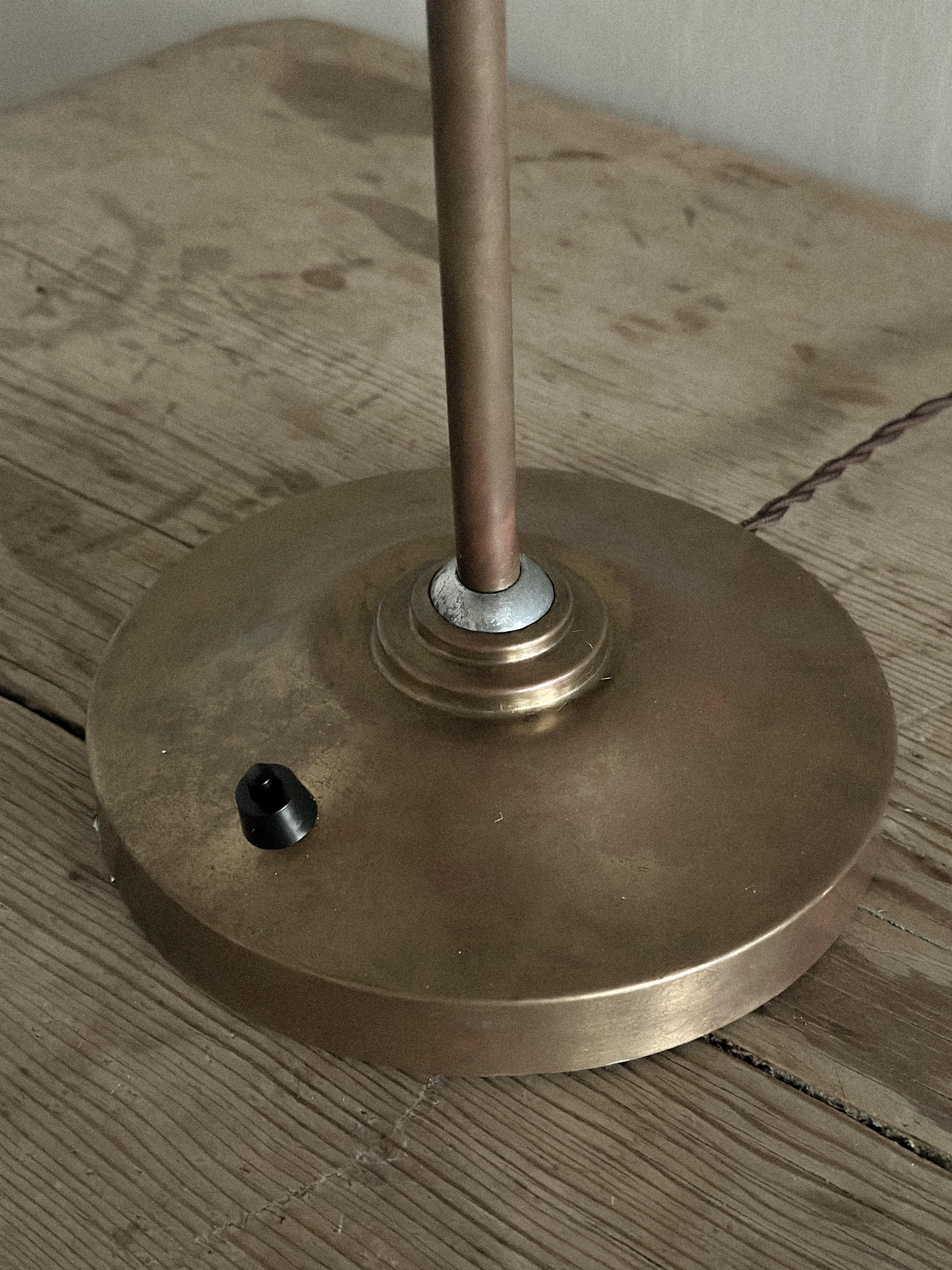 20ième siècle A.I.C.C., lampe de table en laiton du milieu du siècle dernier, Danemark, c. 1950s en vente