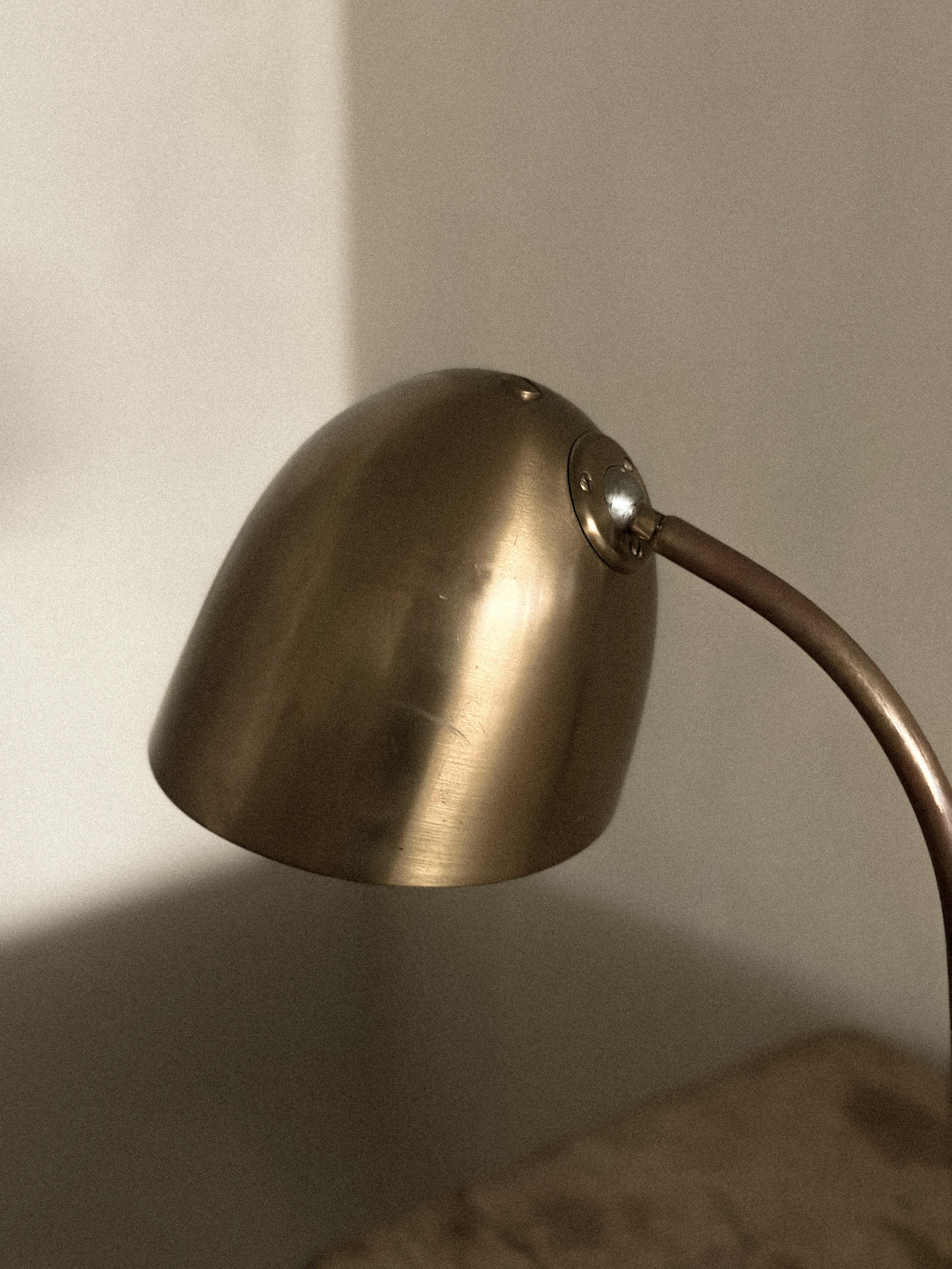 Laiton A.I.C.C., lampe de table en laiton du milieu du siècle dernier, Danemark, c. 1950s en vente