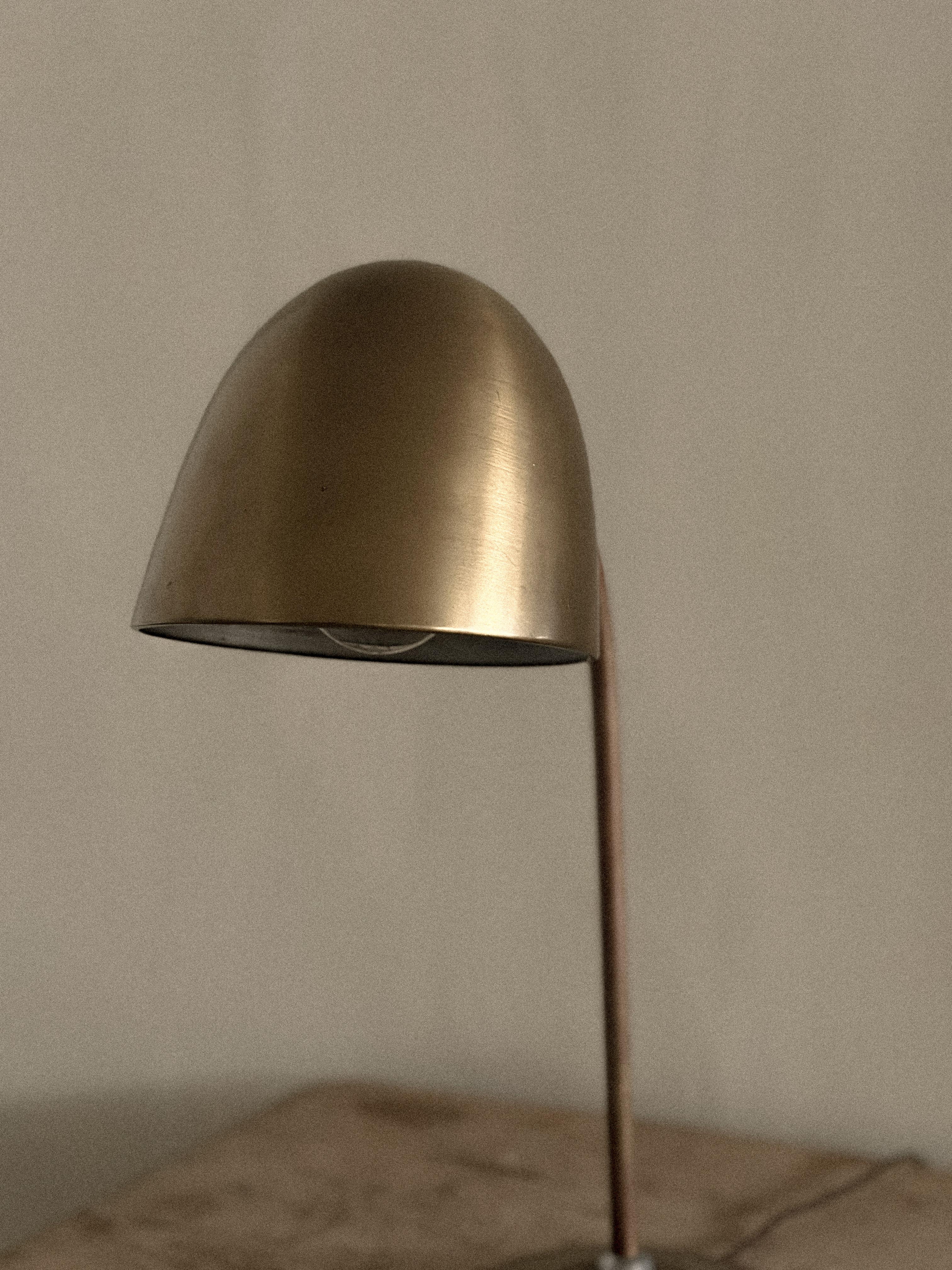 A.I.C.C., lampe de table en laiton du milieu du siècle dernier, Danemark, c. 1950s en vente 1