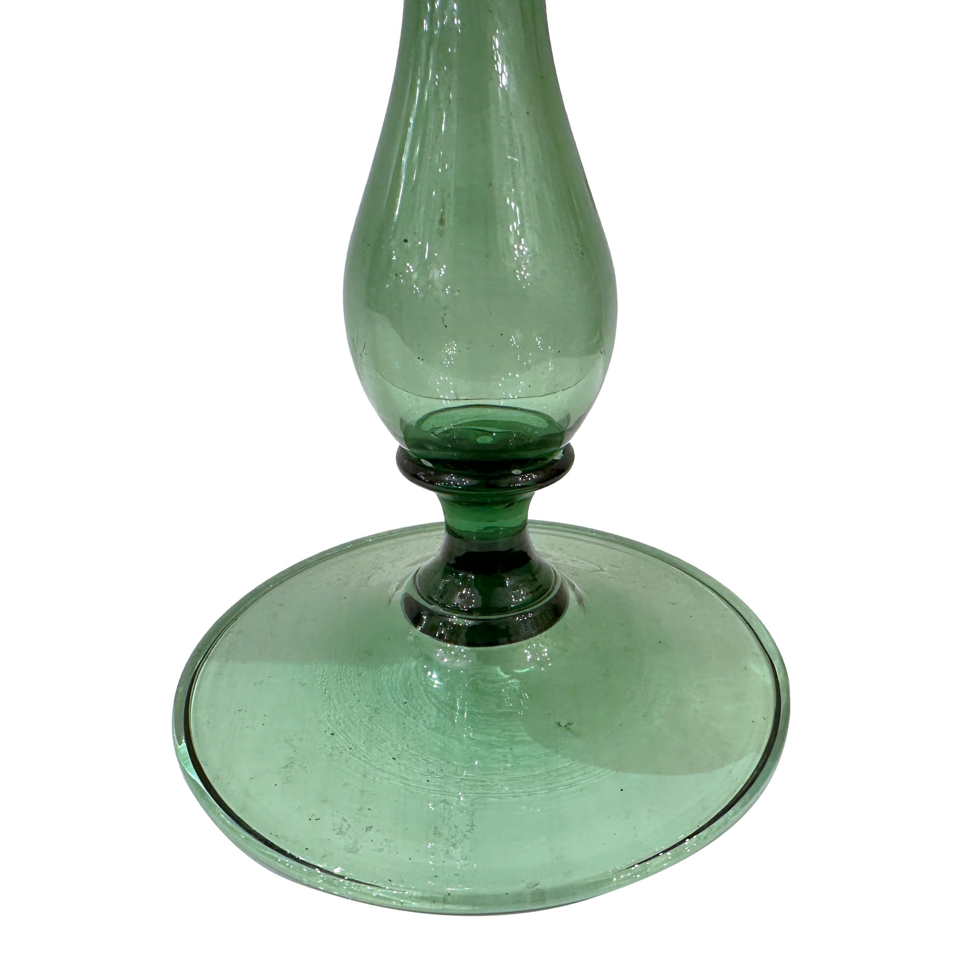 Ein italienischer Kerzenständer aus geblasenem Murano-Glas aus den 1950er Jahren.

Abmessungen:
Höhe: 14
