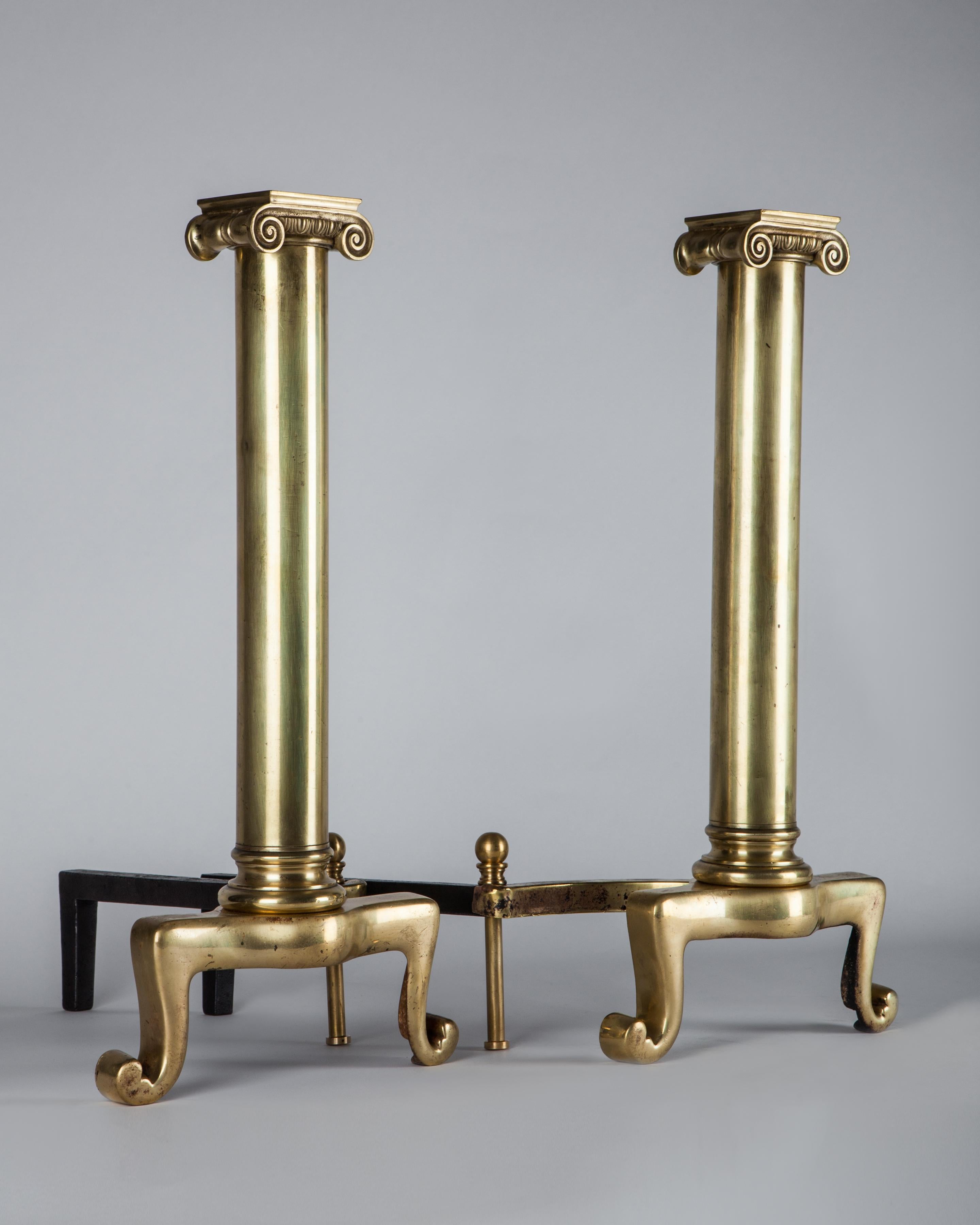 Neoklassizistische Ionische Säulen-Feuerböcke aus Messing mit Schnörkelfüßen, um 1900 (Neoklassisch) im Angebot