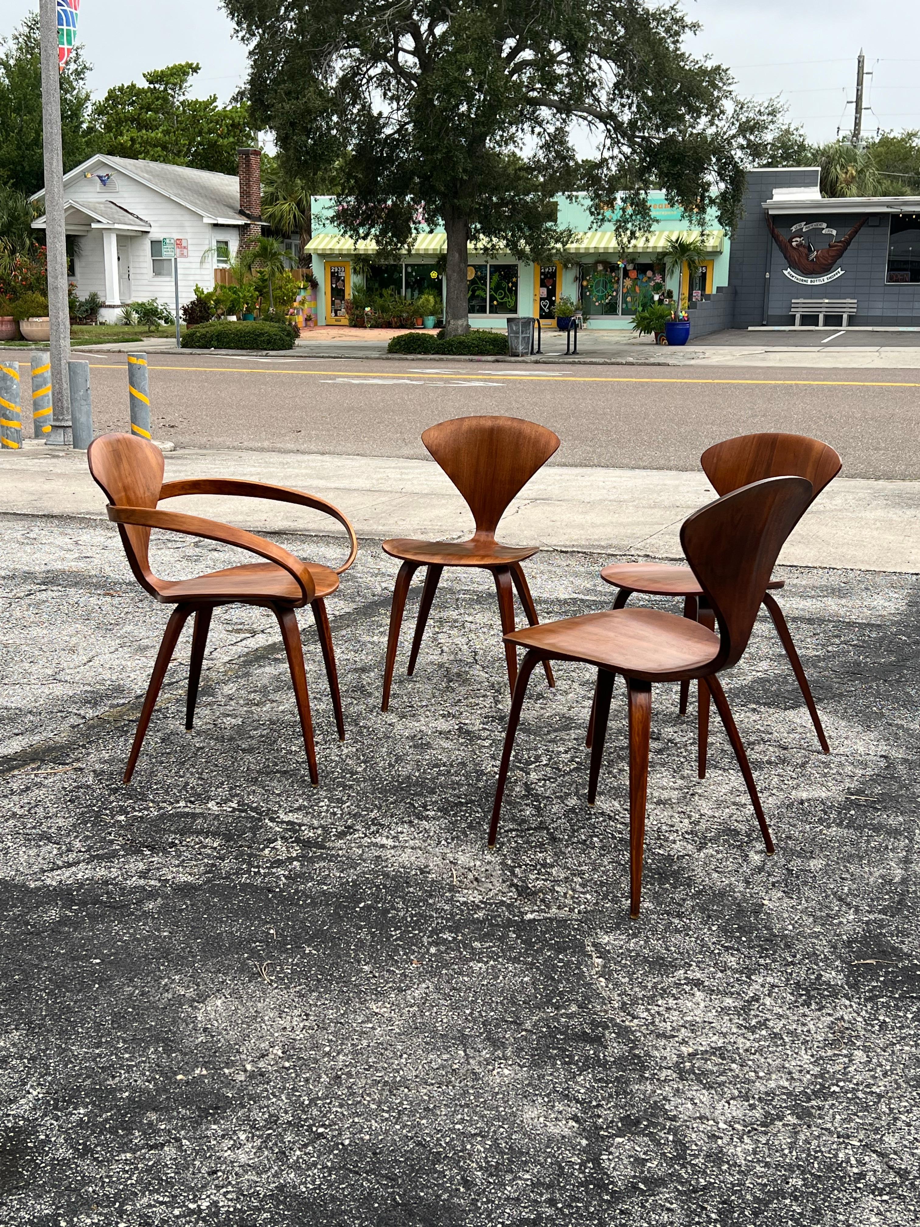 Sillón vintage Norman Cherner Plycraft  Y Tres Sillas Laterales ca' 1950's Moderno de mediados de siglo en venta