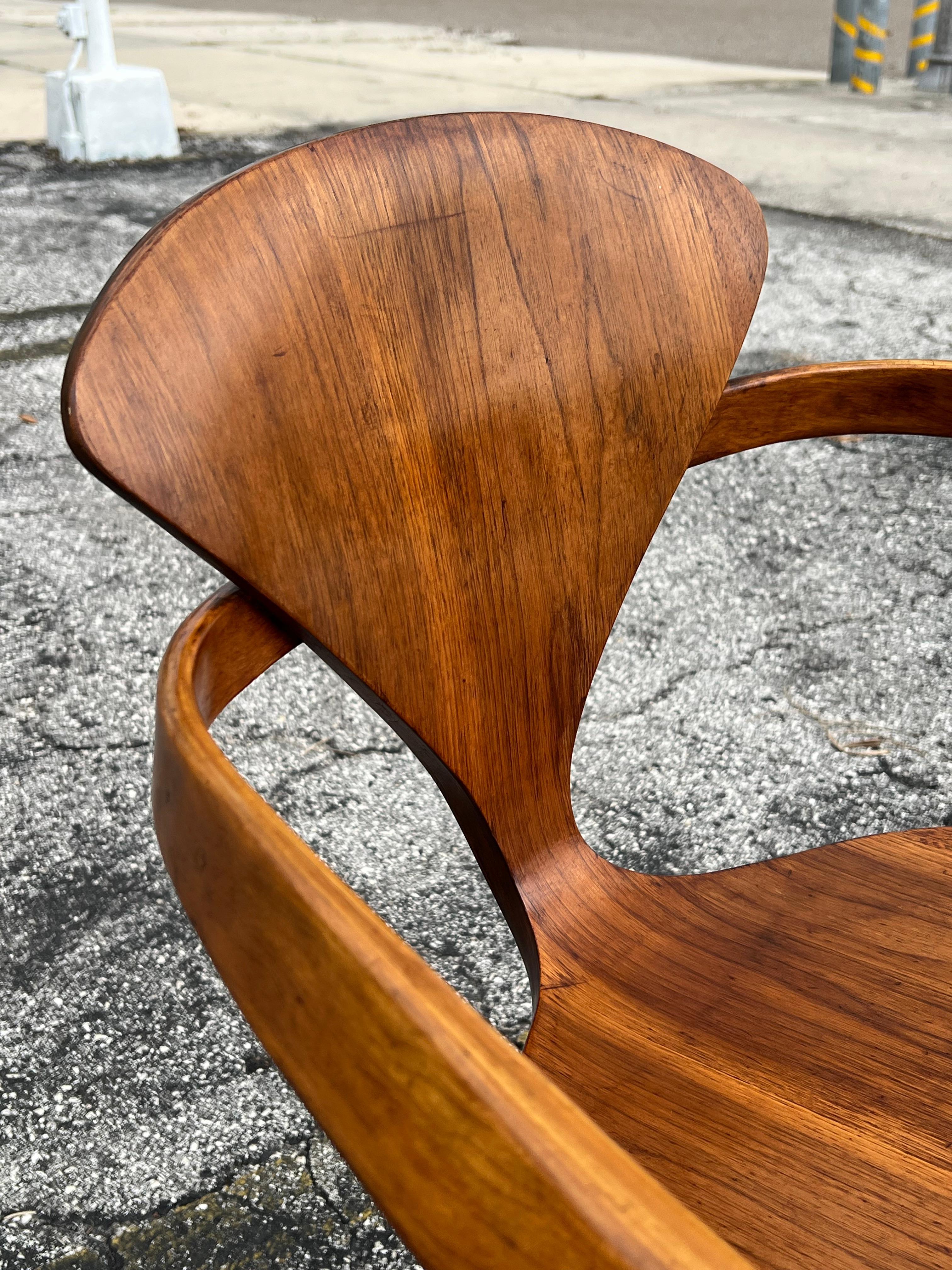 Sillón vintage Norman Cherner Plycraft  Y Tres Sillas Laterales ca' 1950's Estadounidense en venta