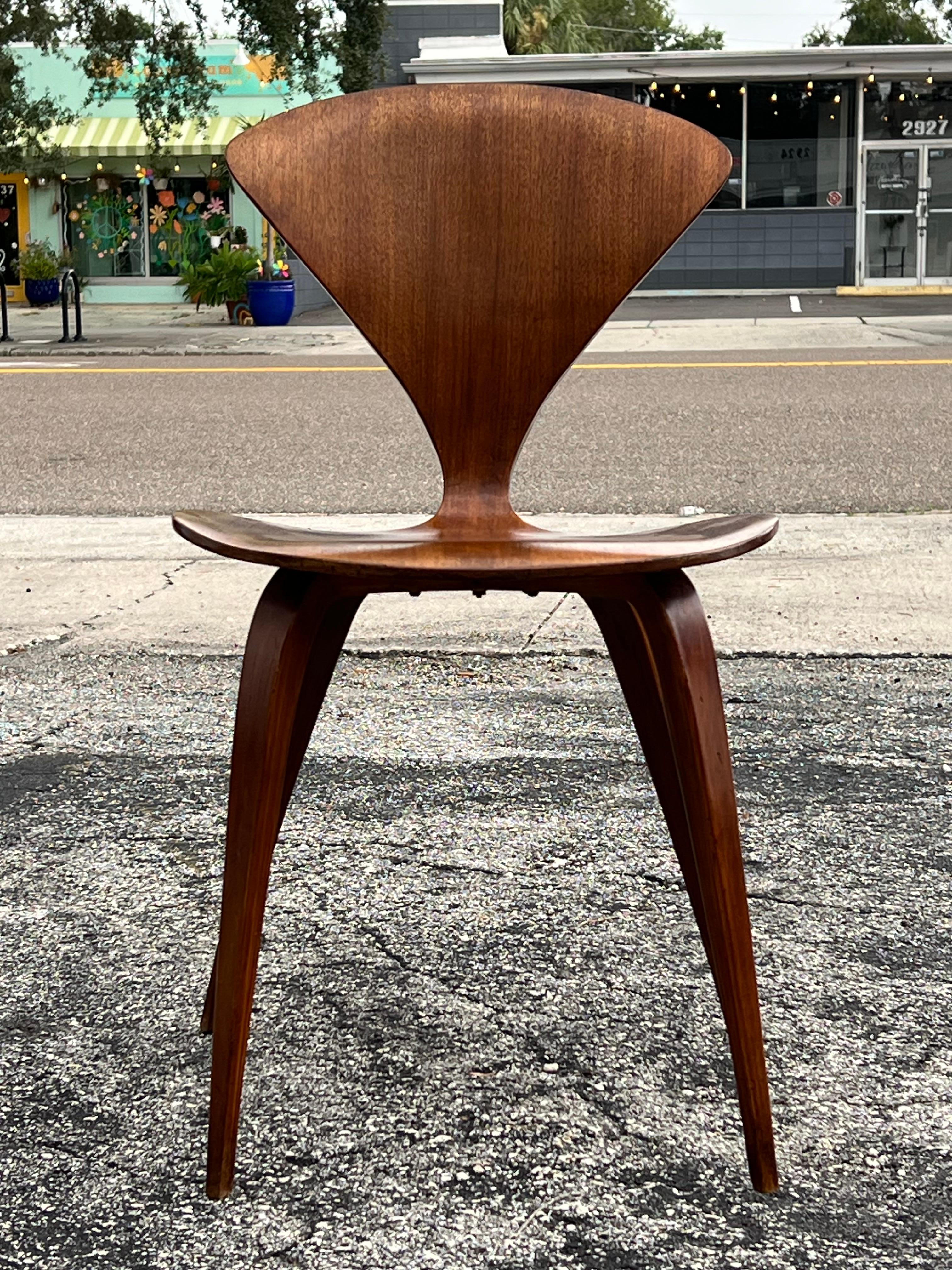 Sillón vintage Norman Cherner Plycraft  Y Tres Sillas Laterales ca' 1950's mediados del siglo XX en venta
