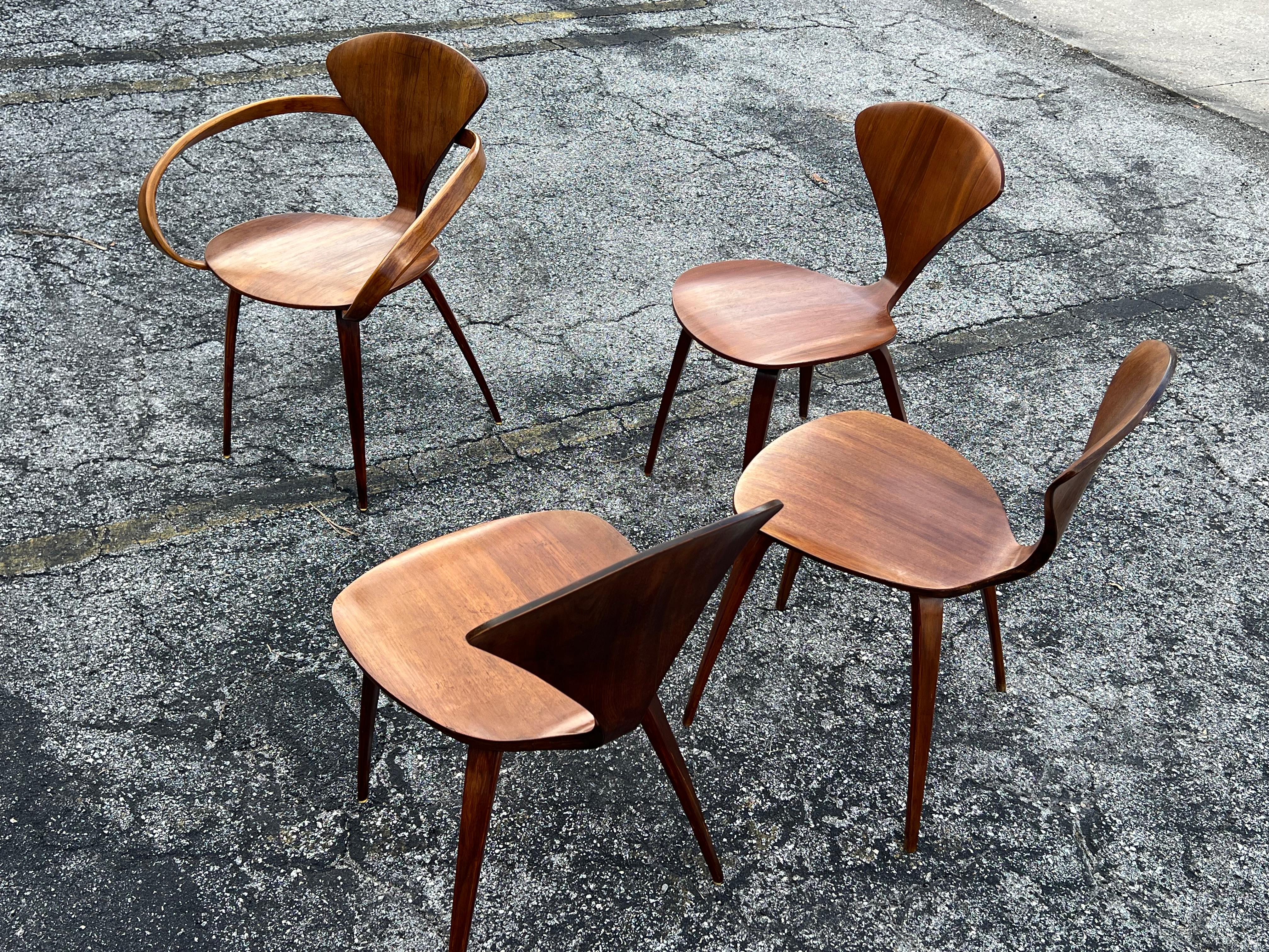 Sillón vintage Norman Cherner Plycraft  Y Tres Sillas Laterales ca' 1950's Arce en venta