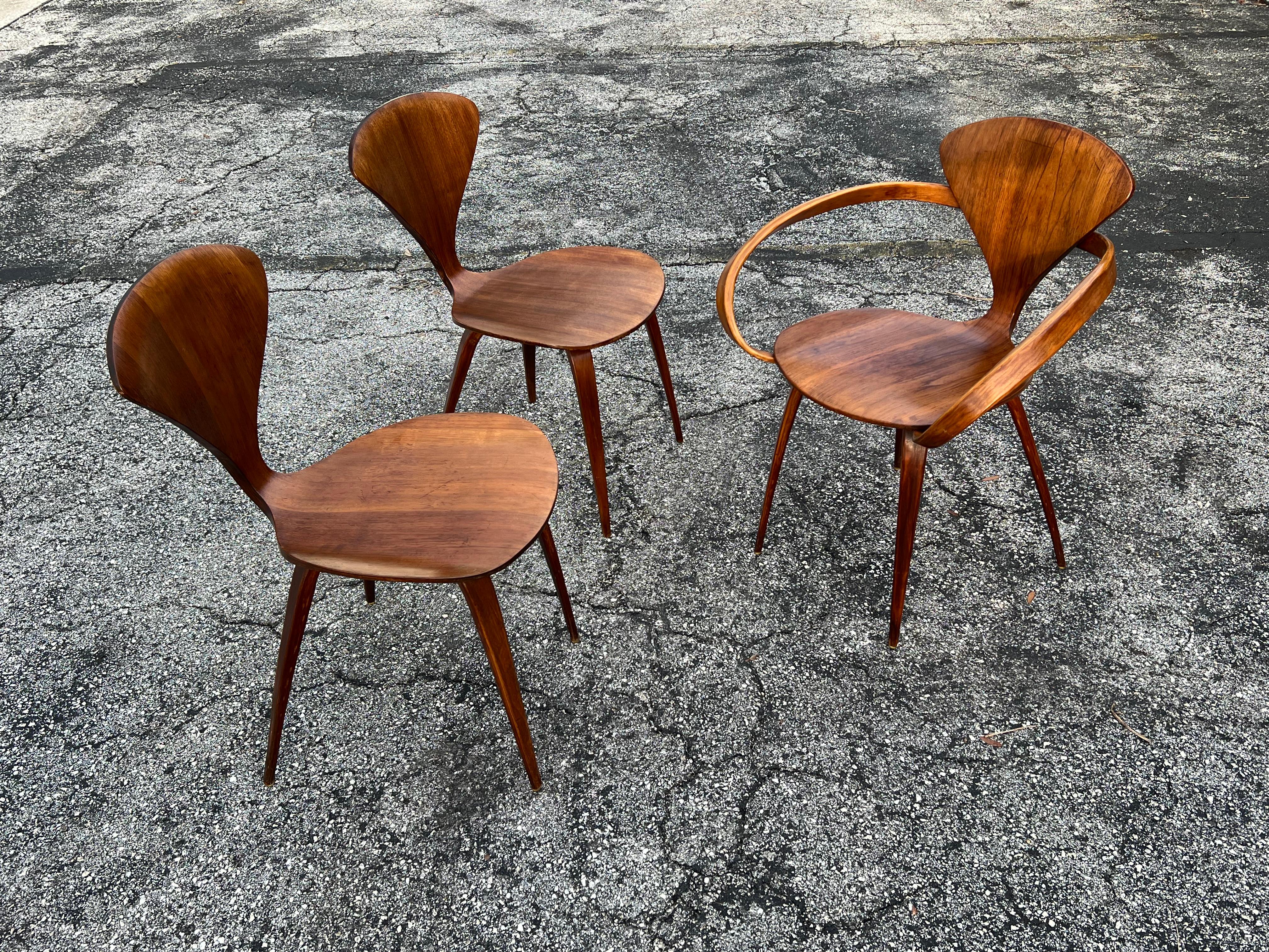 A Vintage Norman Cherner Plycraft Sessel  Und zwei Beistellstühle ca' 1950er Jahre (amerikanisch) im Angebot