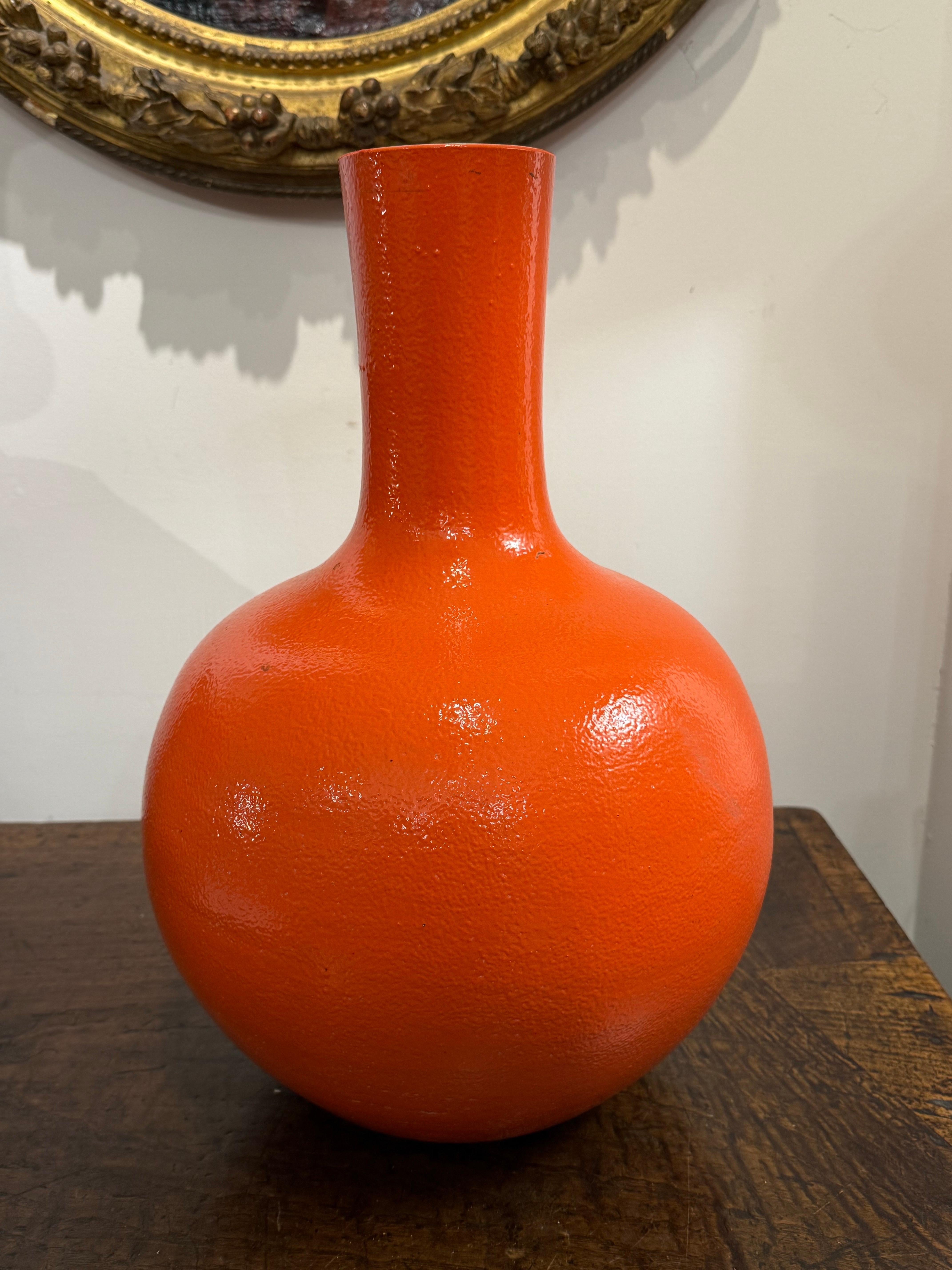 Vaso a bottiglia in porcellana smaltata arancione d'epoca in vendita 4