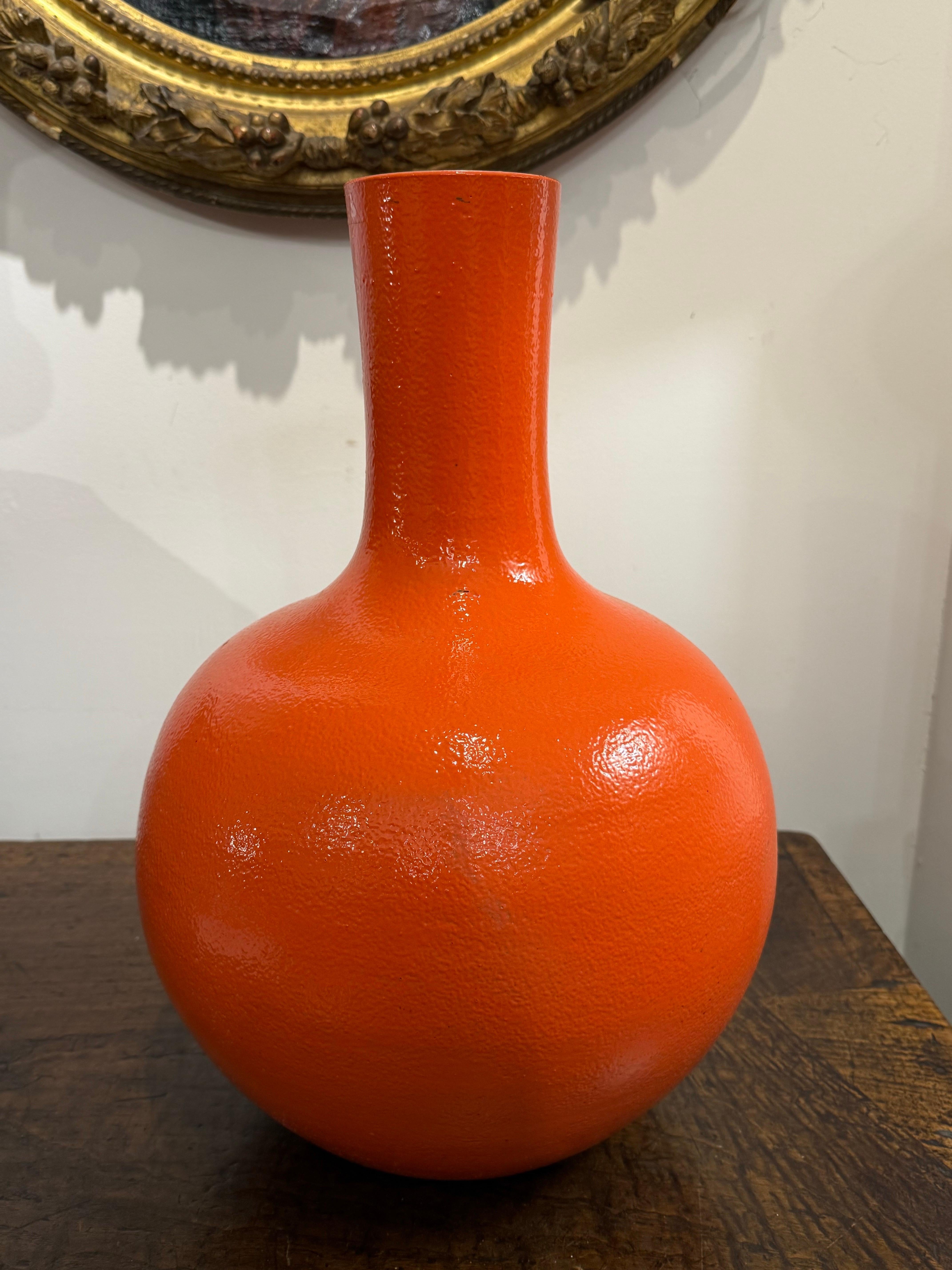 Porcellana Vaso a bottiglia in porcellana smaltata arancione d'epoca in vendita