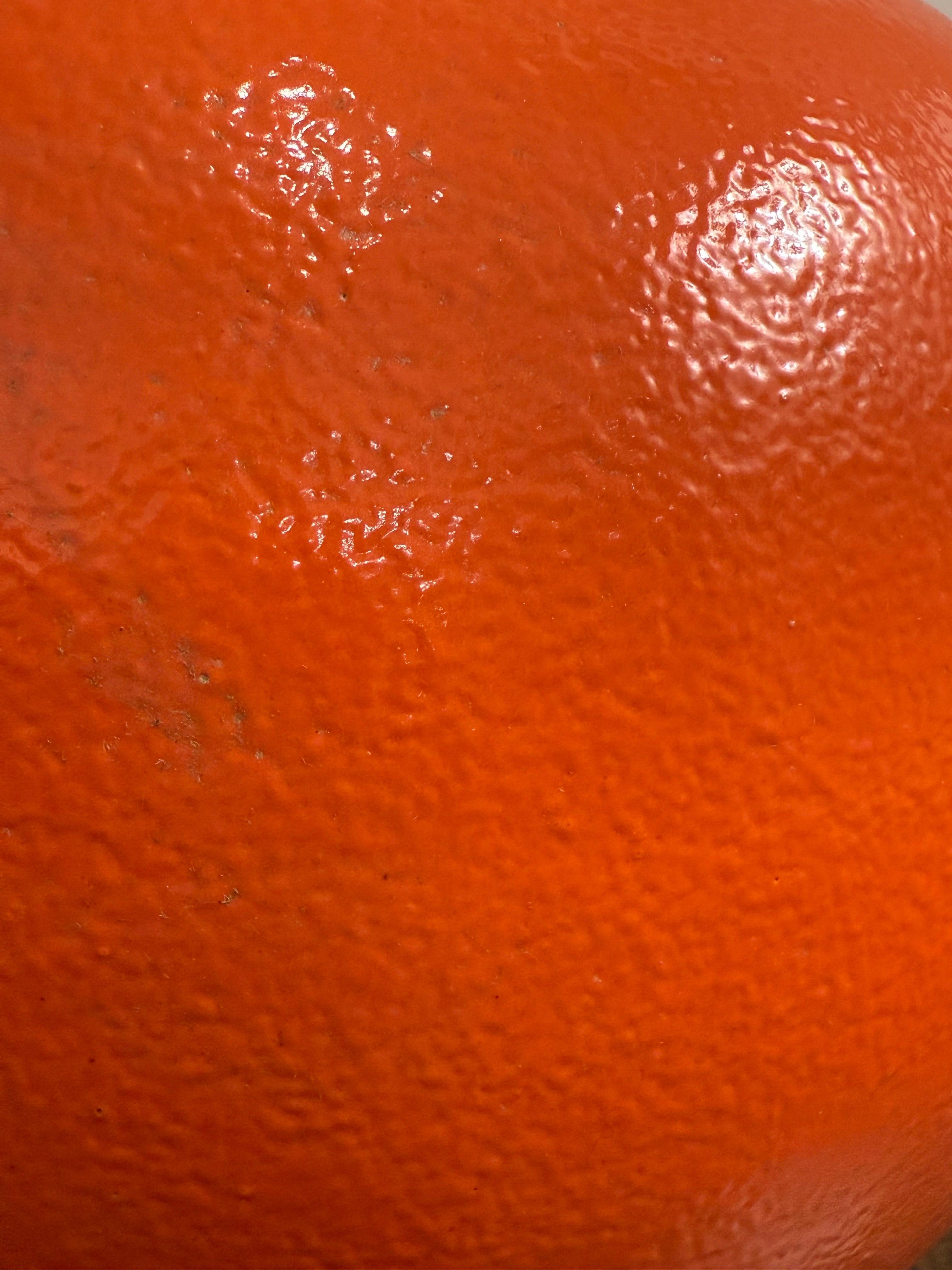 Vaso a bottiglia in porcellana smaltata arancione d'epoca in vendita 2