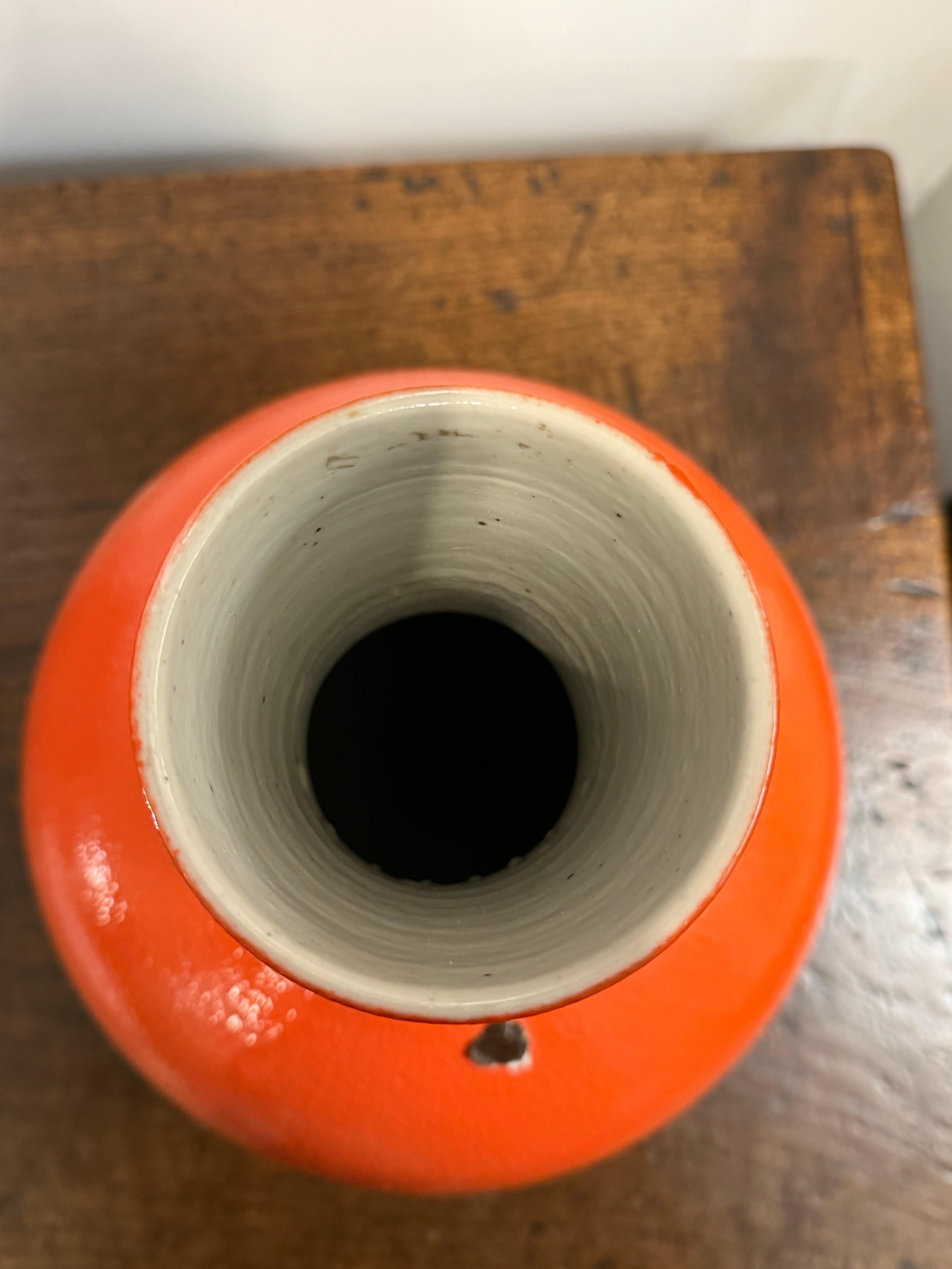 Vaso a bottiglia in porcellana smaltata arancione d'epoca in vendita 3