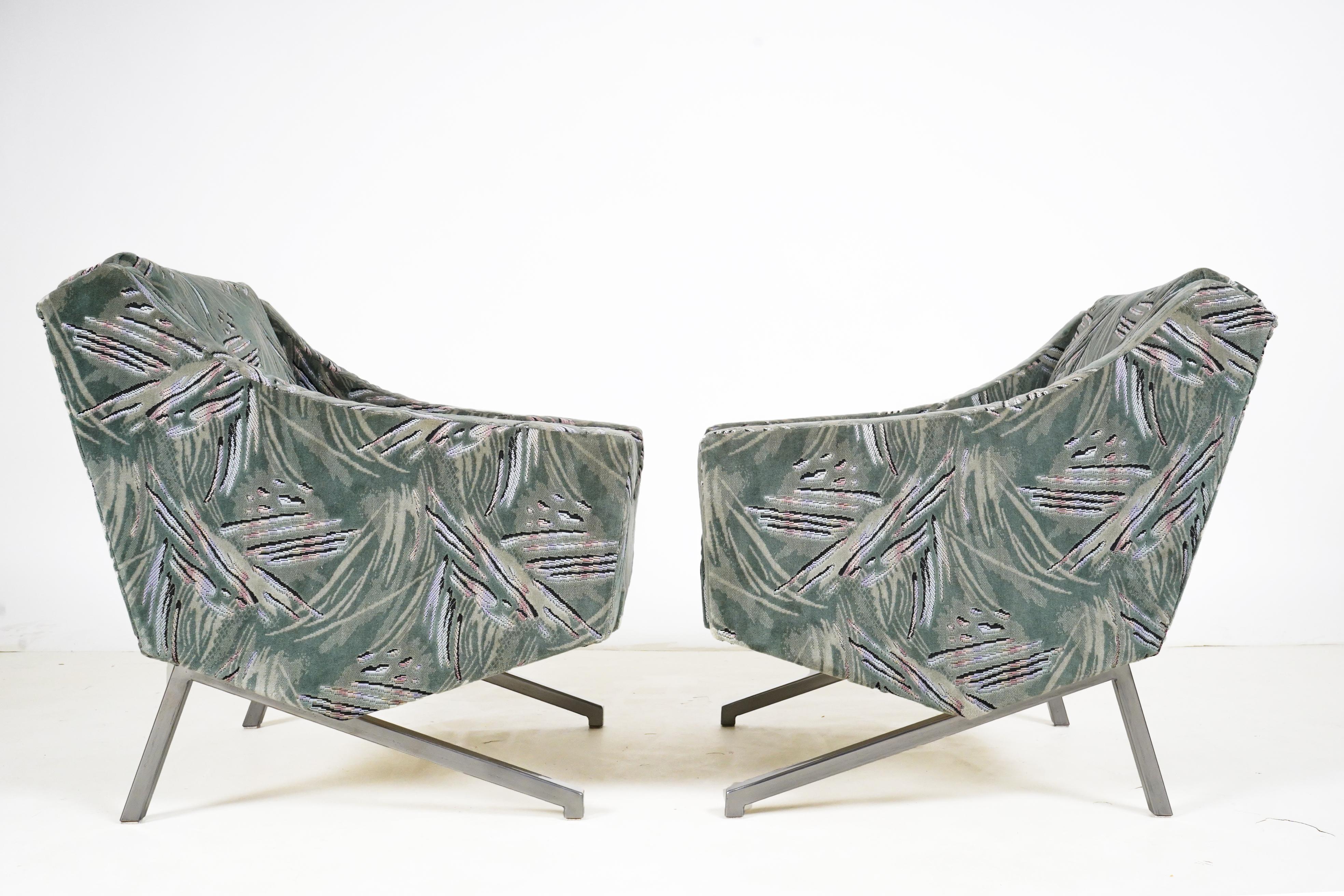 20ième siècle Paire de fauteuils vintage avec pieds chromés en vente