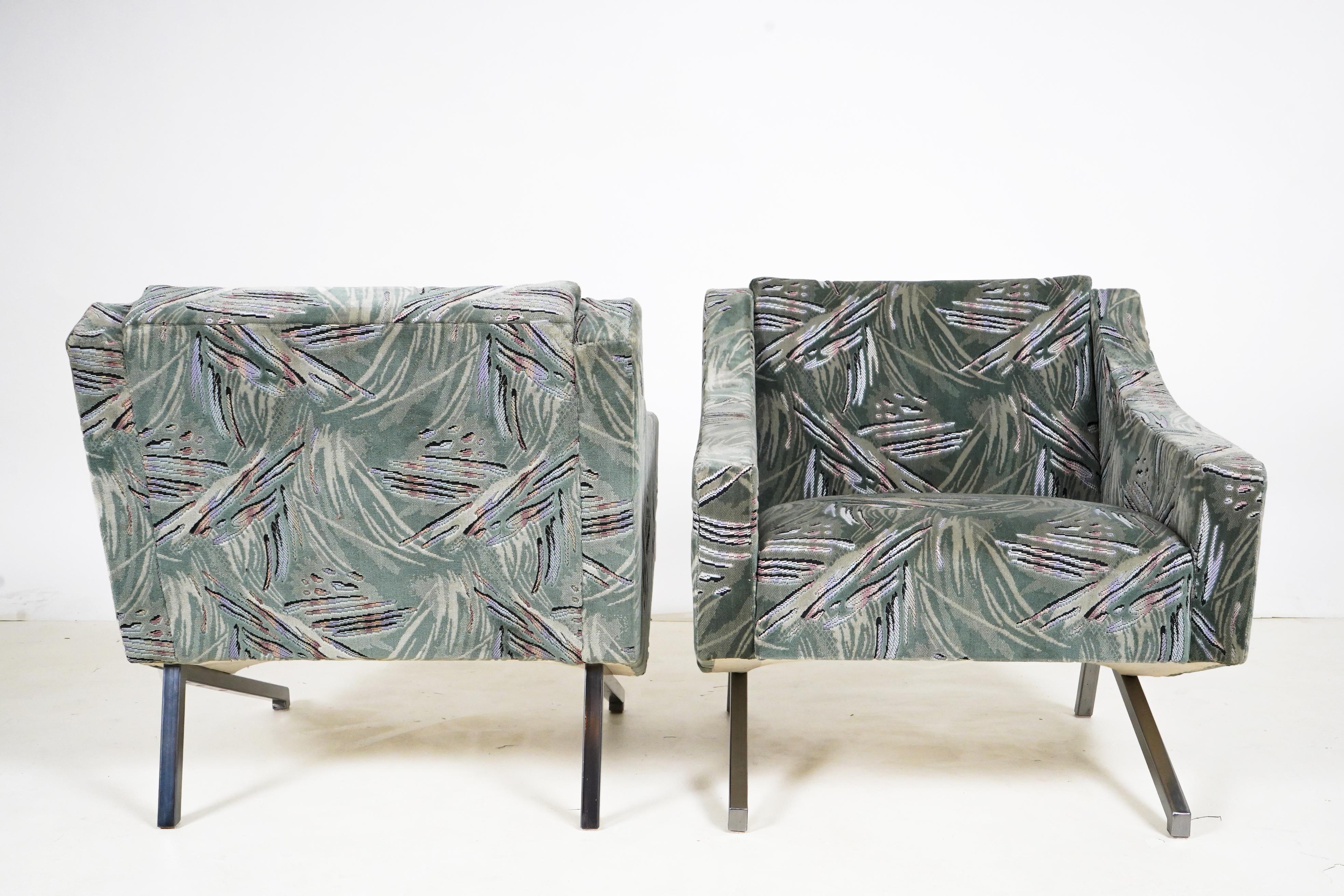 Chrome Paire de fauteuils vintage avec pieds chromés en vente