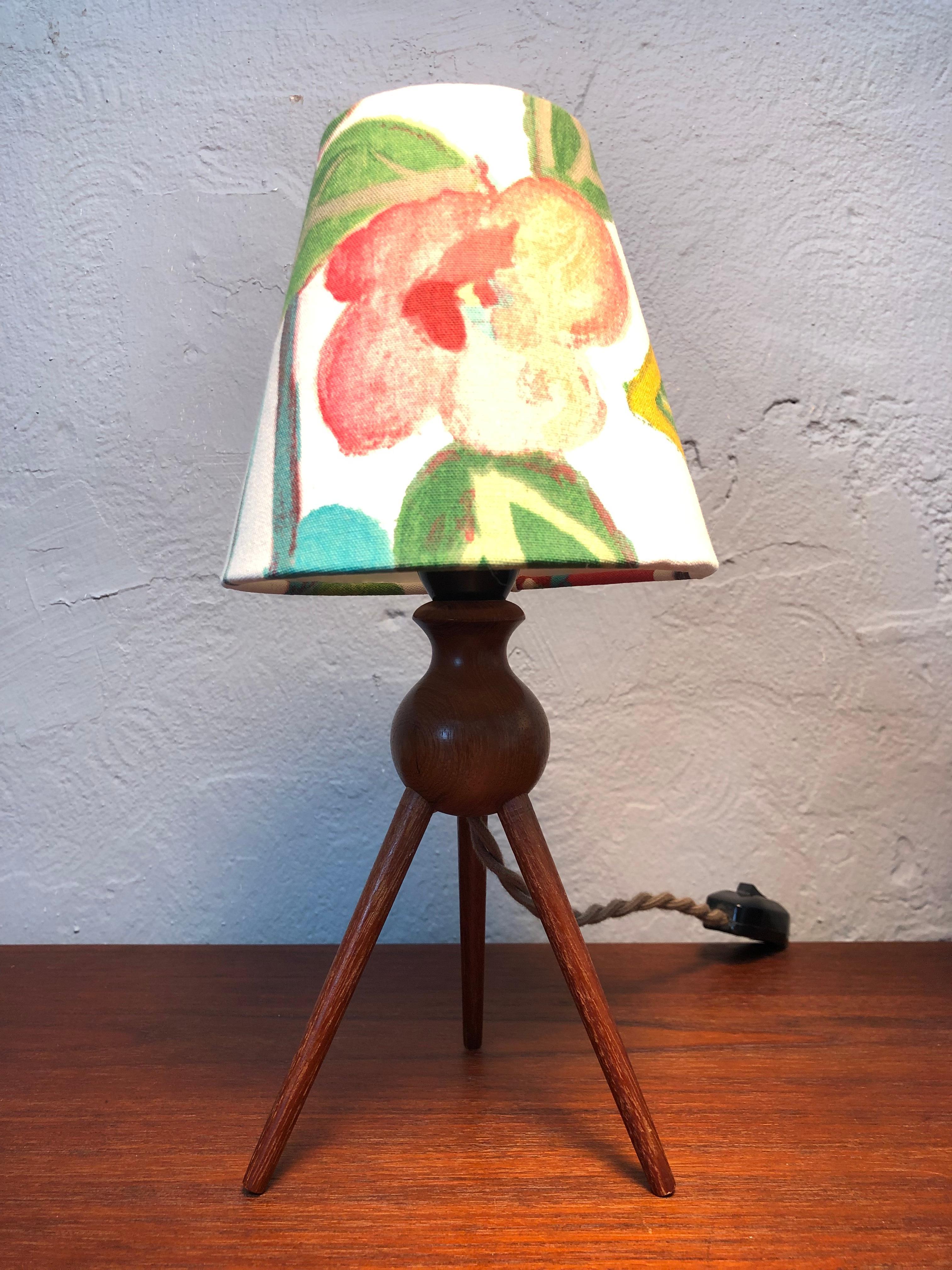 Mid-Century Modern Paire de lampes de bureau danoises modernes du milieu du siècle dernier en teck, abat-jour inclus en vente