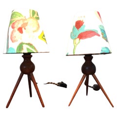 Ein Paar dänische Mid-Century-Modern-Tischlampen aus Teakholz mit Vintage-Schirmen, Vintage-Fassung