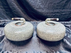 Una coppia vintage di pietre da curling in granito scozzese.