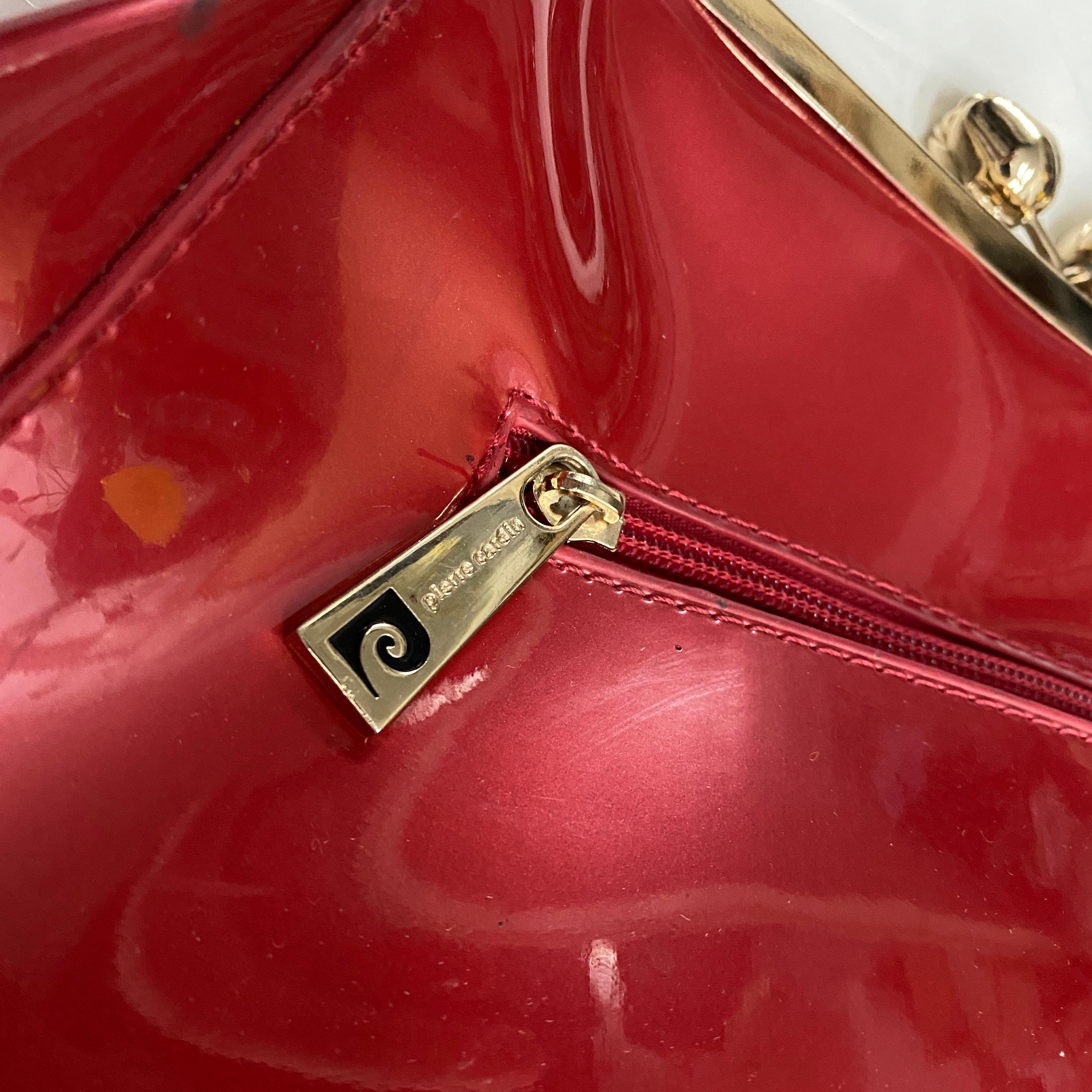 Bolso vintage Pierre Cardin de plástico rosa y latón de los años 80 1