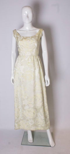 Un abito vintage Sarmi 1960 in broccato giallo pallido