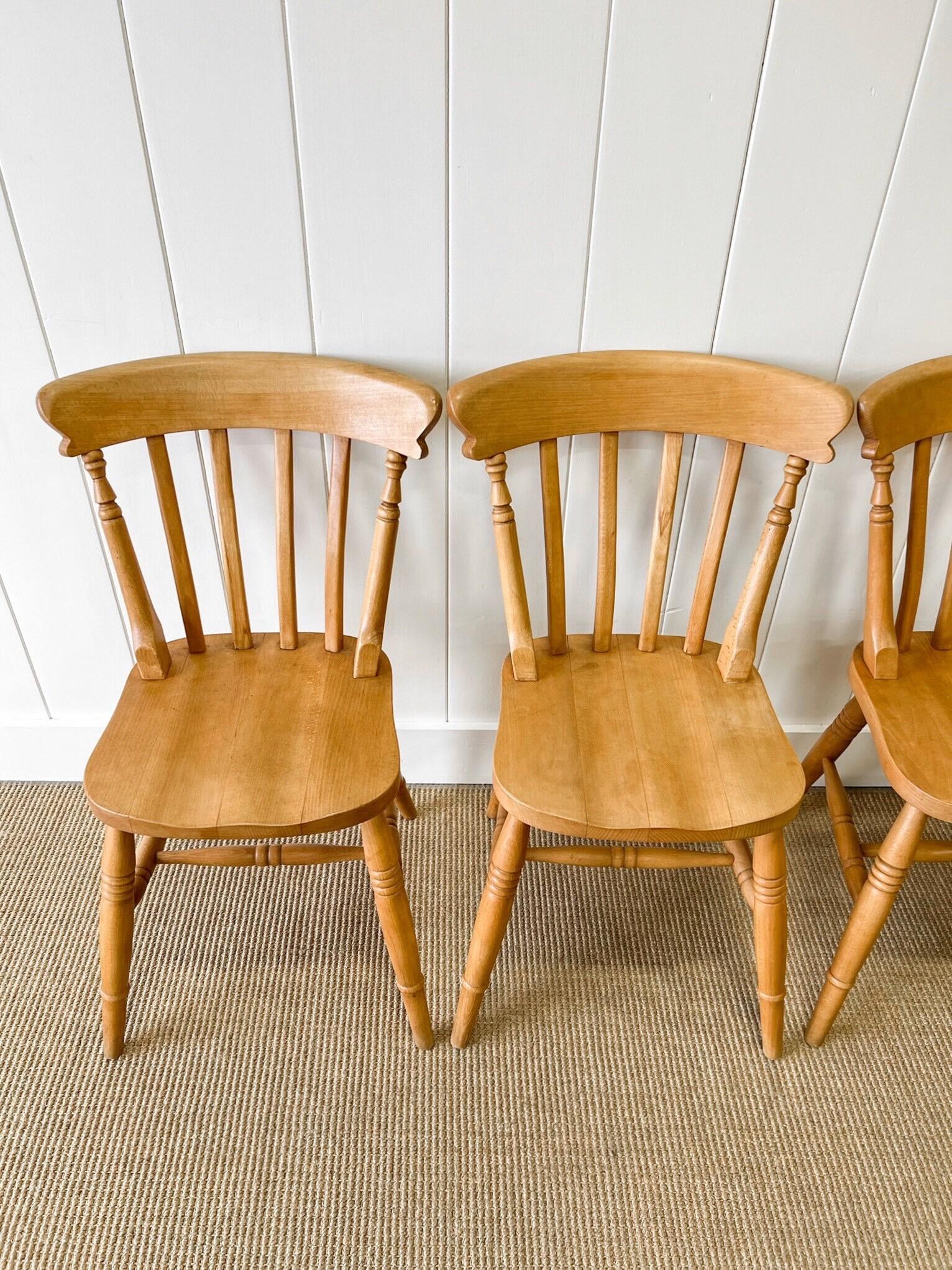 Un bon ensemble de chaises d'appoint vintage en frêne à dossier latéral. Très solidement construit de manière traditionnelle.  De beaux profils, bons et lourds.  Parfait autour d'une table de ferme ! Joint solide. Il ne s'agit pas d'antiquités, mais