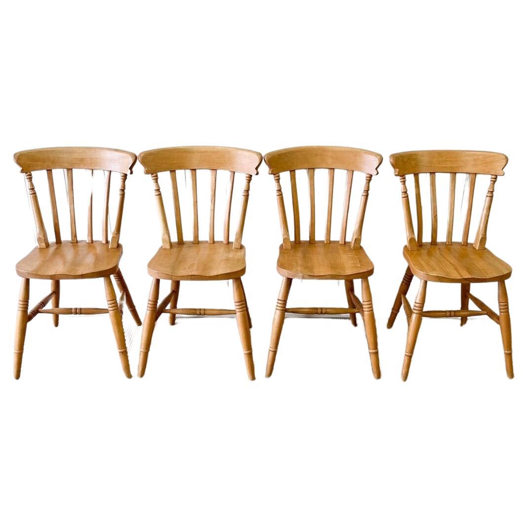 Ensemble vintage de 4 chaises à dossier à lattes en vente