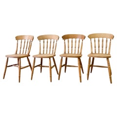 Ensemble vintage de 4 chaises à dossier fuseau