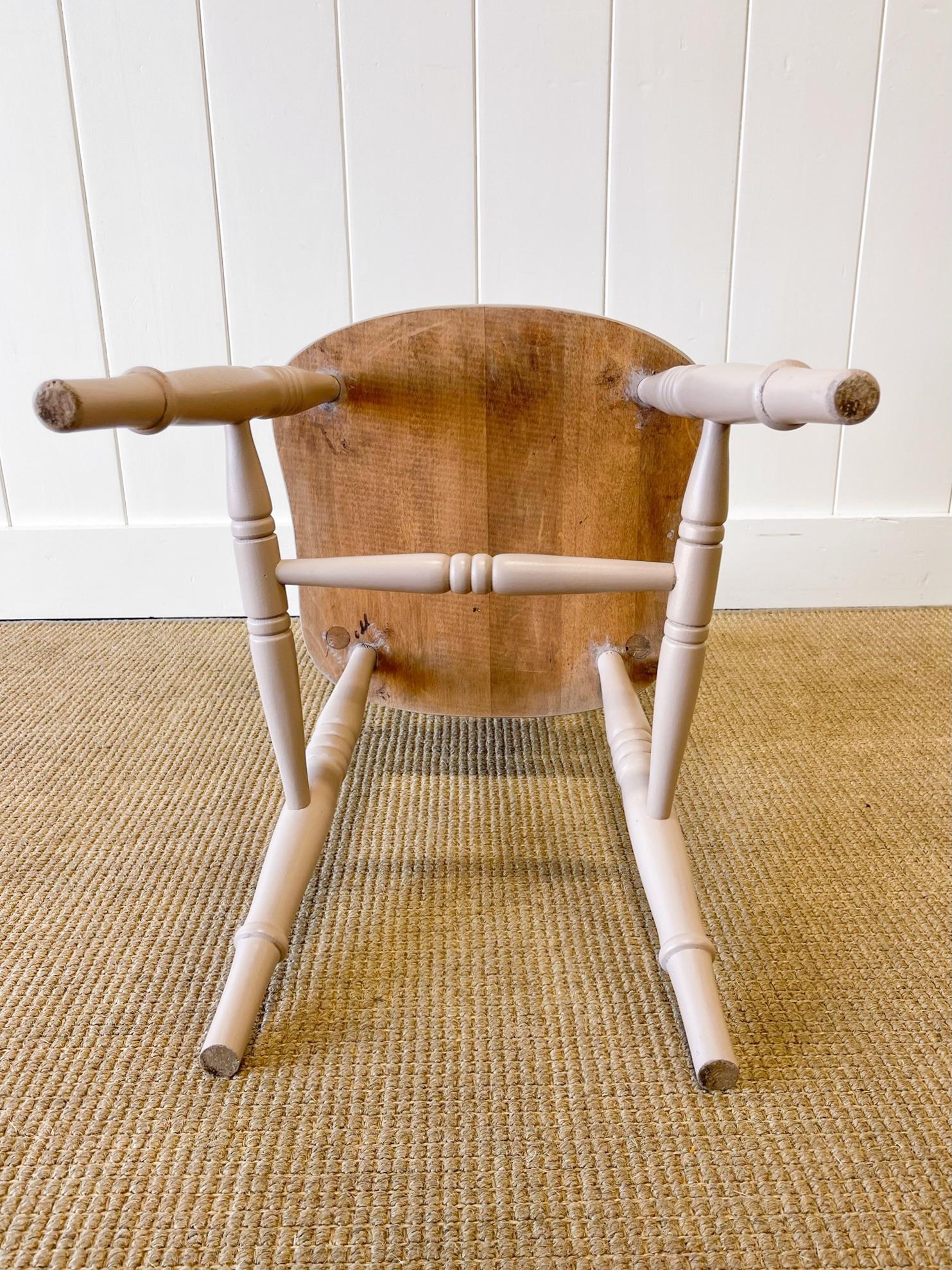 A Vintage Set of 4 Taupe Farmhouse Fiddleback Chairs For Sale 8