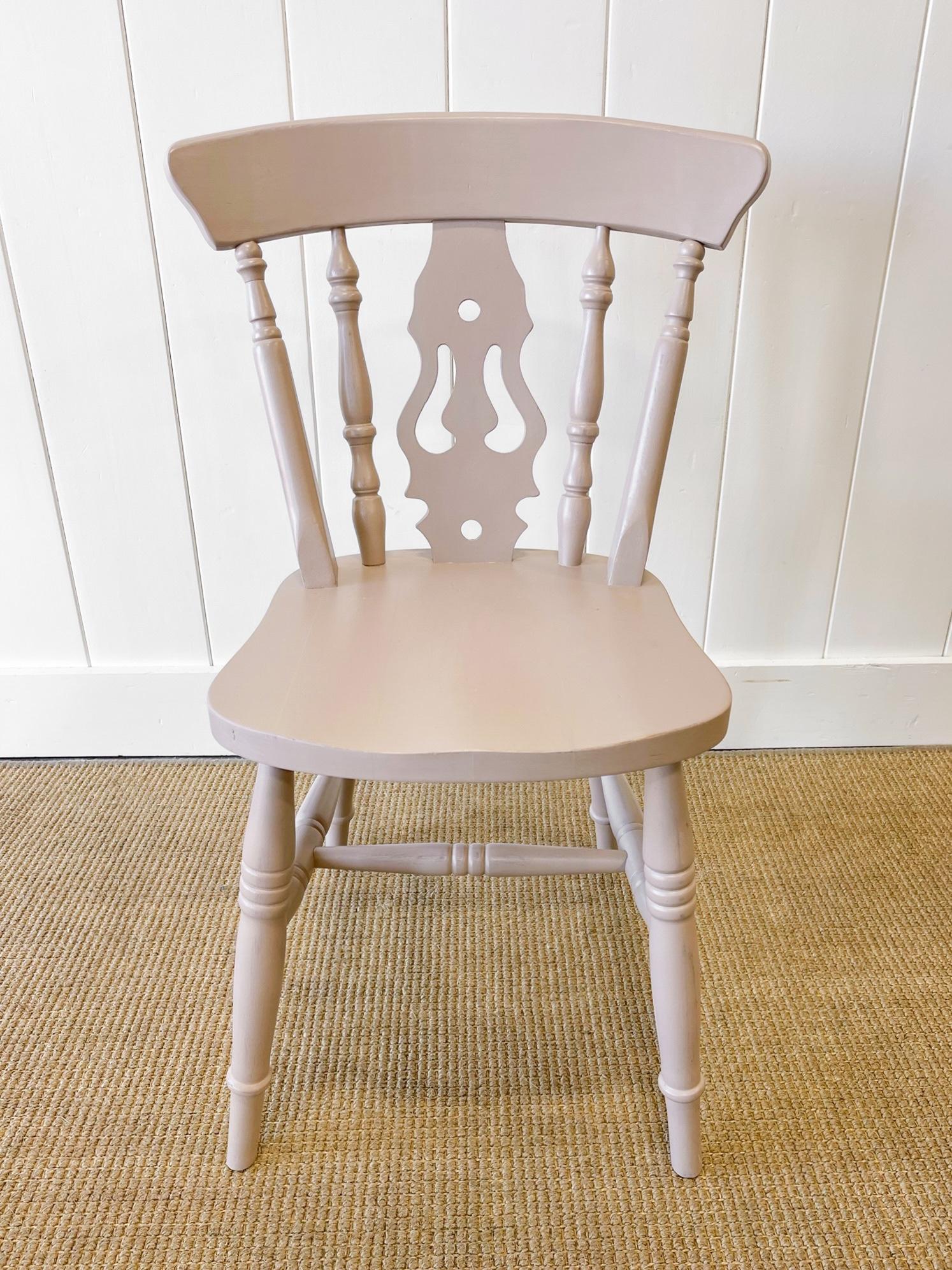 British A Vintage Set of 4 Taupe Farmhouse Fiddleback Chairs For Sale