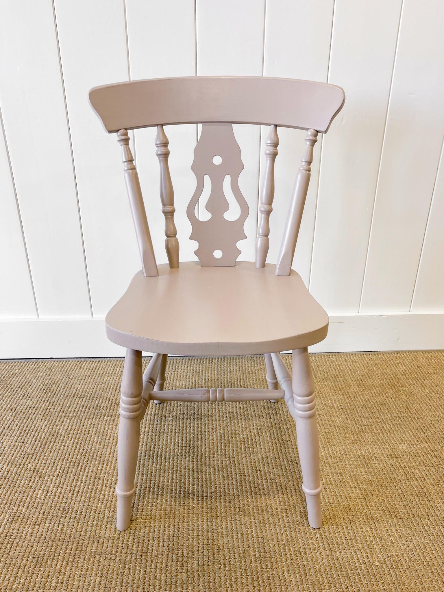 A Vintage Set of 4 Taupe Farmhouse Fiddleback Chairs In Good Condition For Sale In Oak Park, MI