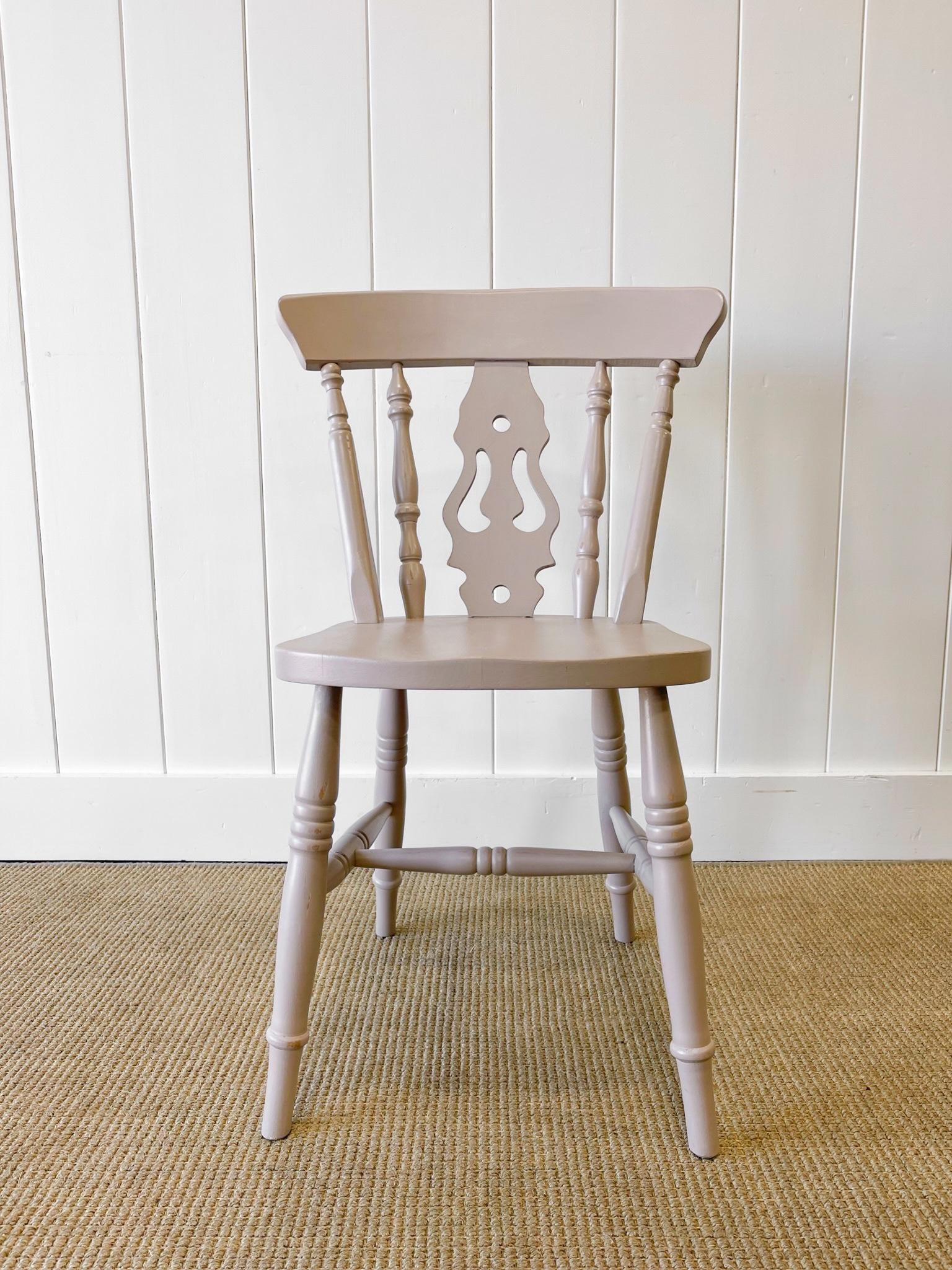 20th Century A Vintage Set of 4 Taupe Farmhouse Fiddleback Chairs For Sale