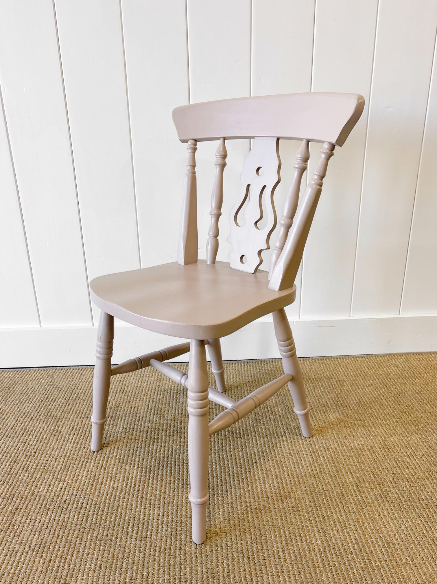 A Vintage Set of 4 Taupe Farmhouse Fiddleback Chairs For Sale 1