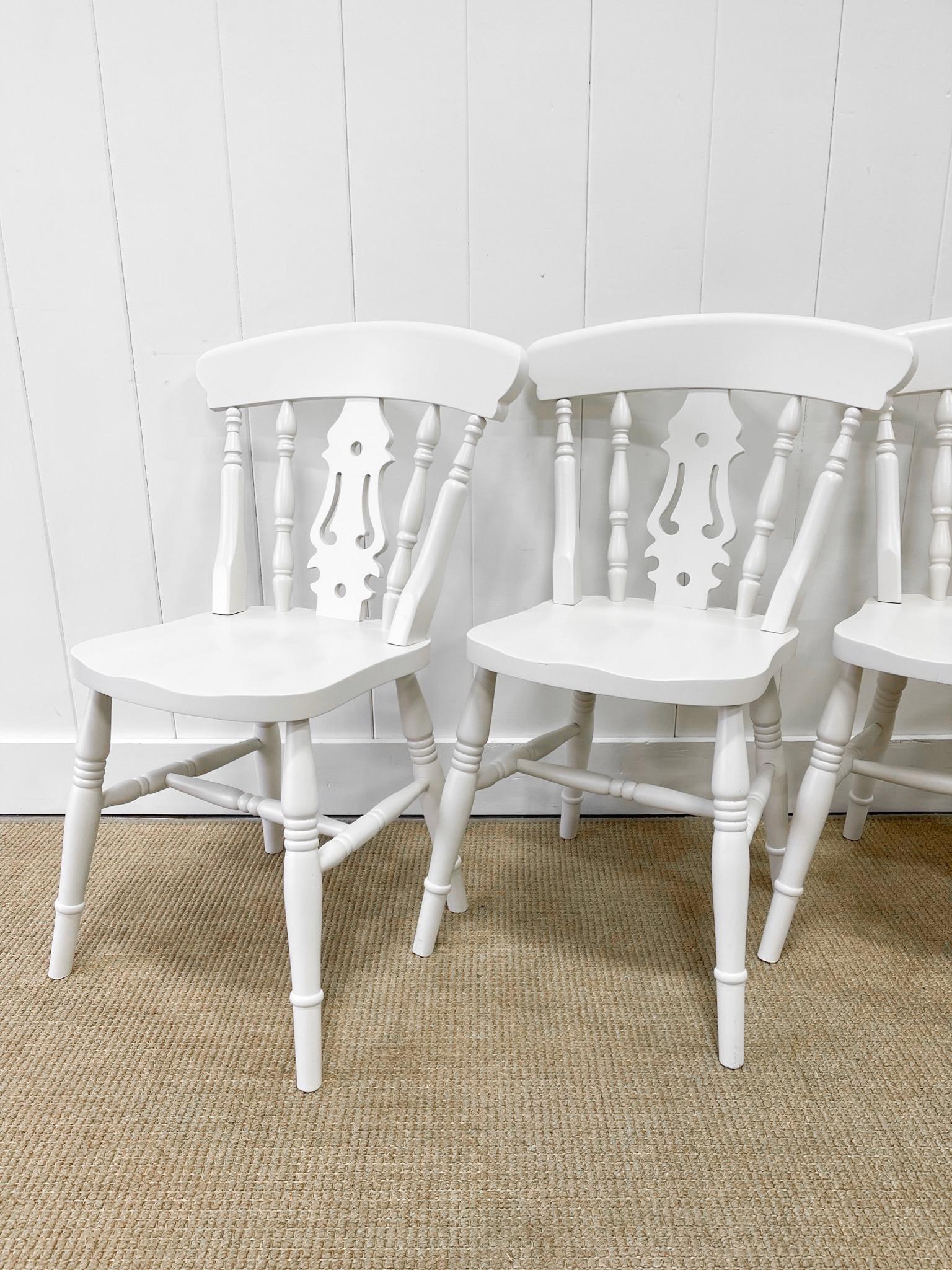 Un bon ensemble de chaises d'appoint vintage en frêne avec dossier en forme de violon. Très solidement construit de manière traditionnelle.  De beaux profils, bons et lourds.  Parfait autour d'une table de ferme ! Joint solide. Il ne s'agit pas