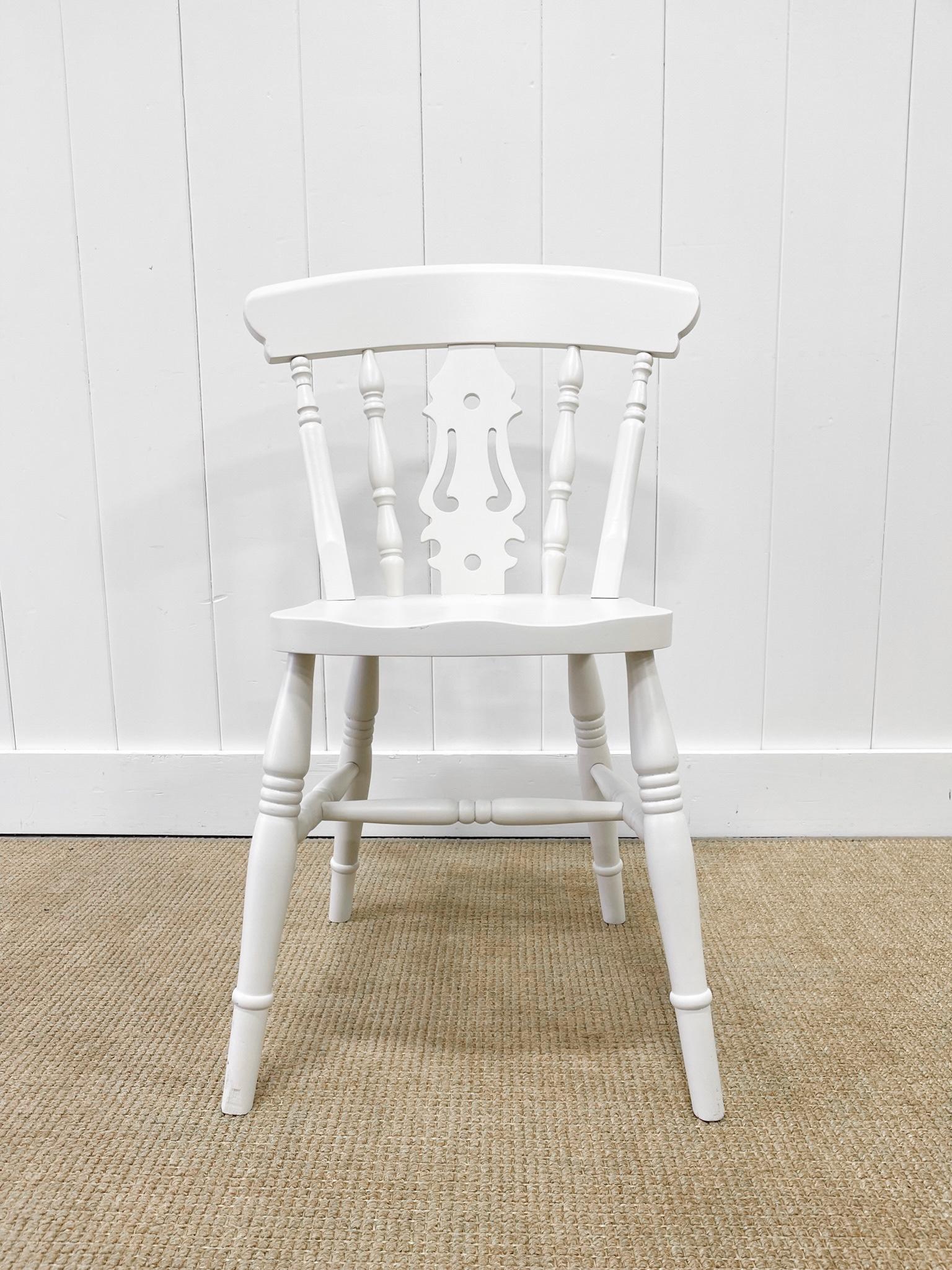 A Vintage Set of 4 White Fiddleback Back Chairs In Good Condition For Sale In Oak Park, MI