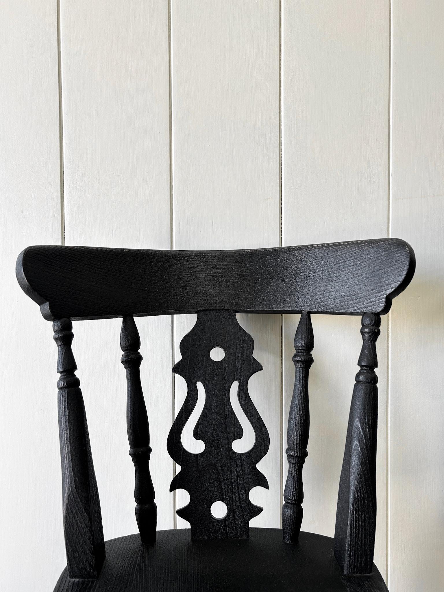 A Vintage Set of 6 Fiddleback Chairs Painted Black For Sale 3
