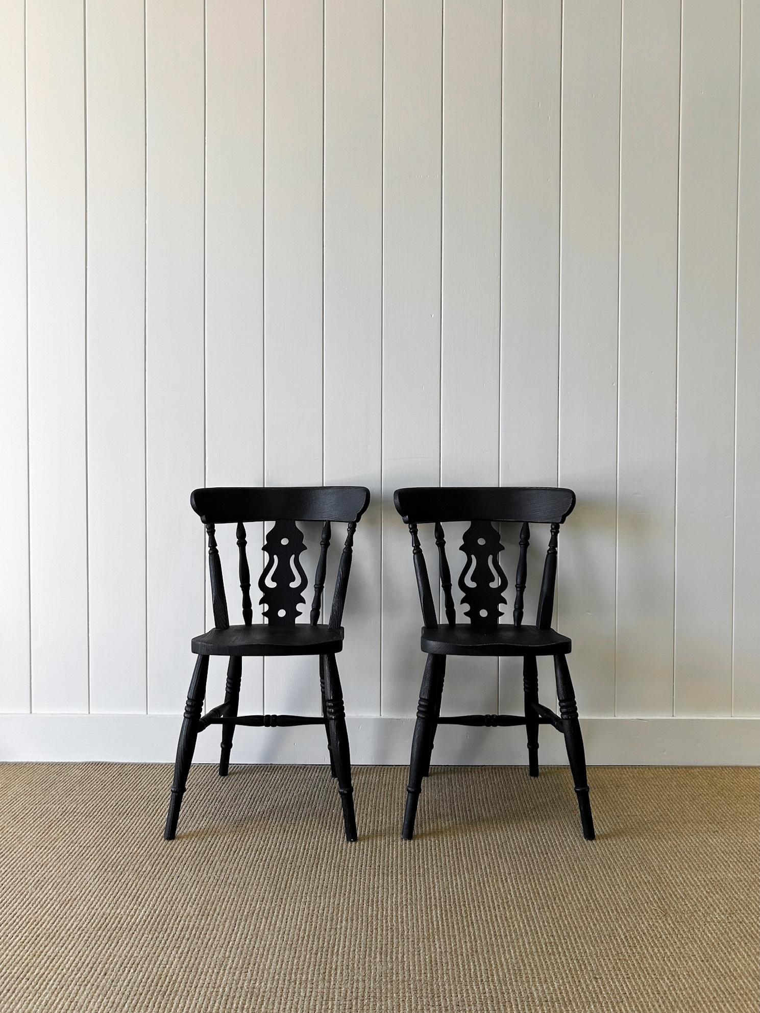 British A Vintage Set of 6 Fiddleback Chairs Painted Black For Sale