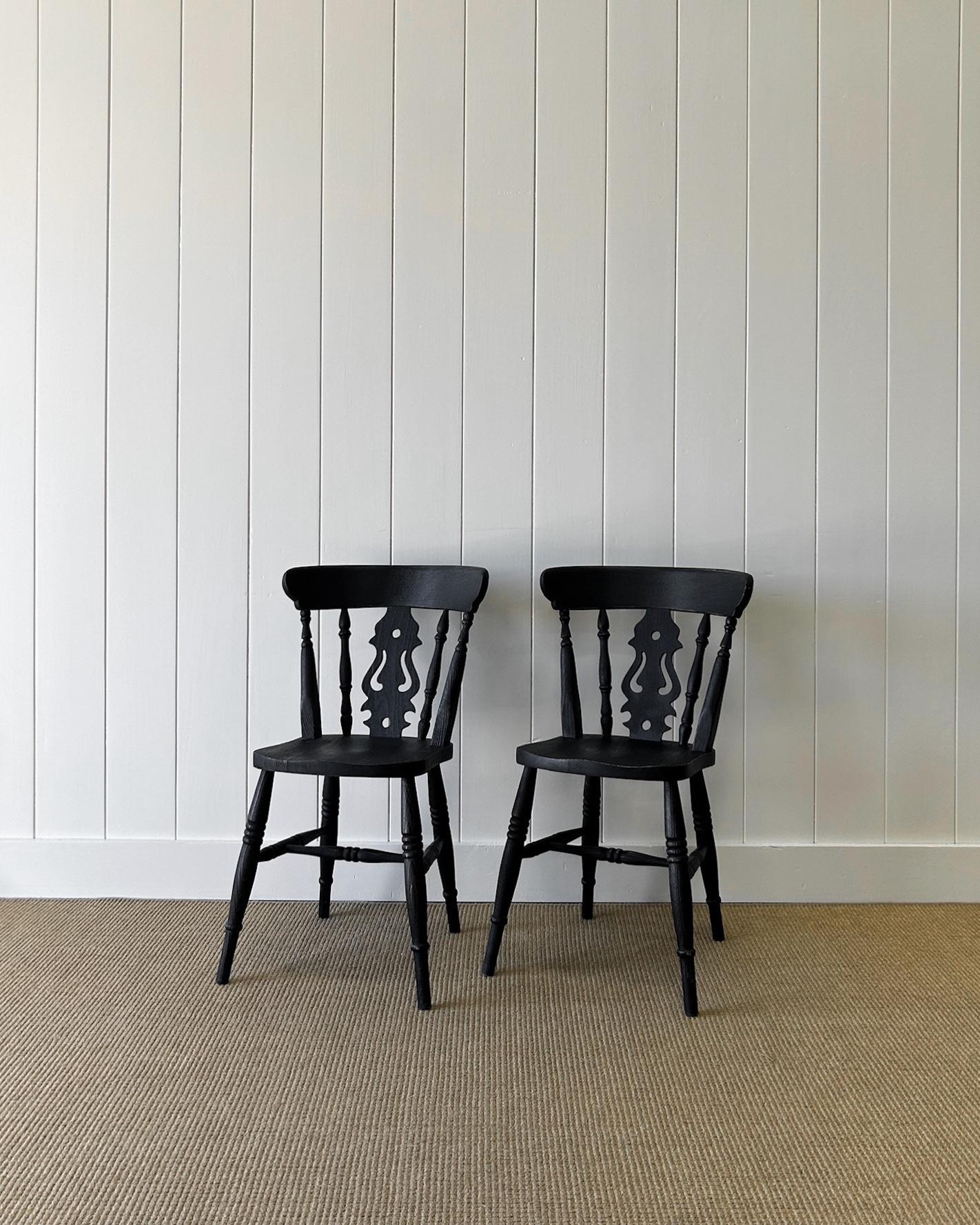 A Vintage Set of 6 Fiddleback Chairs Painted Black In Good Condition For Sale In Oak Park, MI