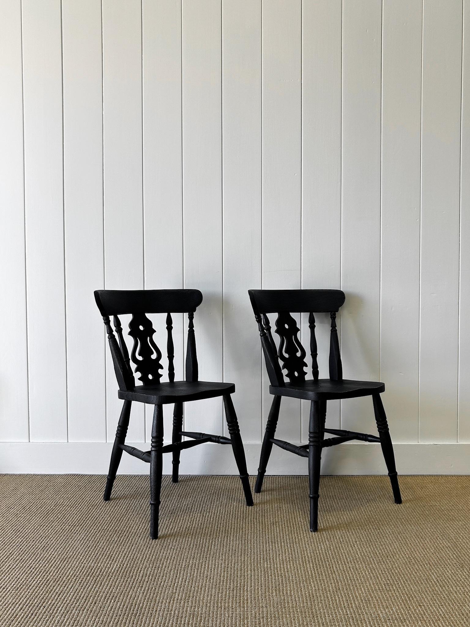 20th Century A Vintage Set of 6 Fiddleback Chairs Painted Black For Sale