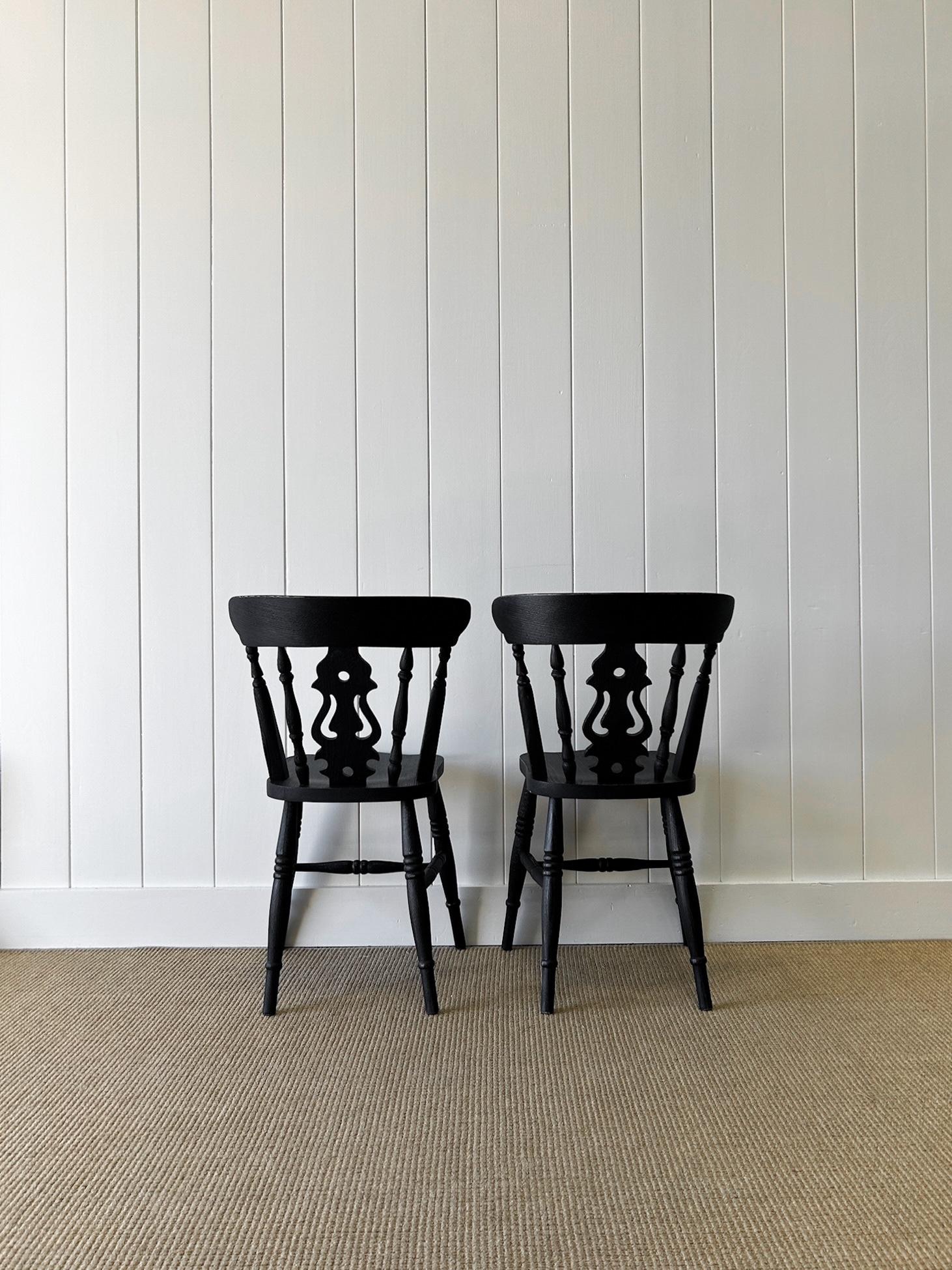 A Vintage Set of 6 Fiddleback Chairs Painted Black For Sale 1