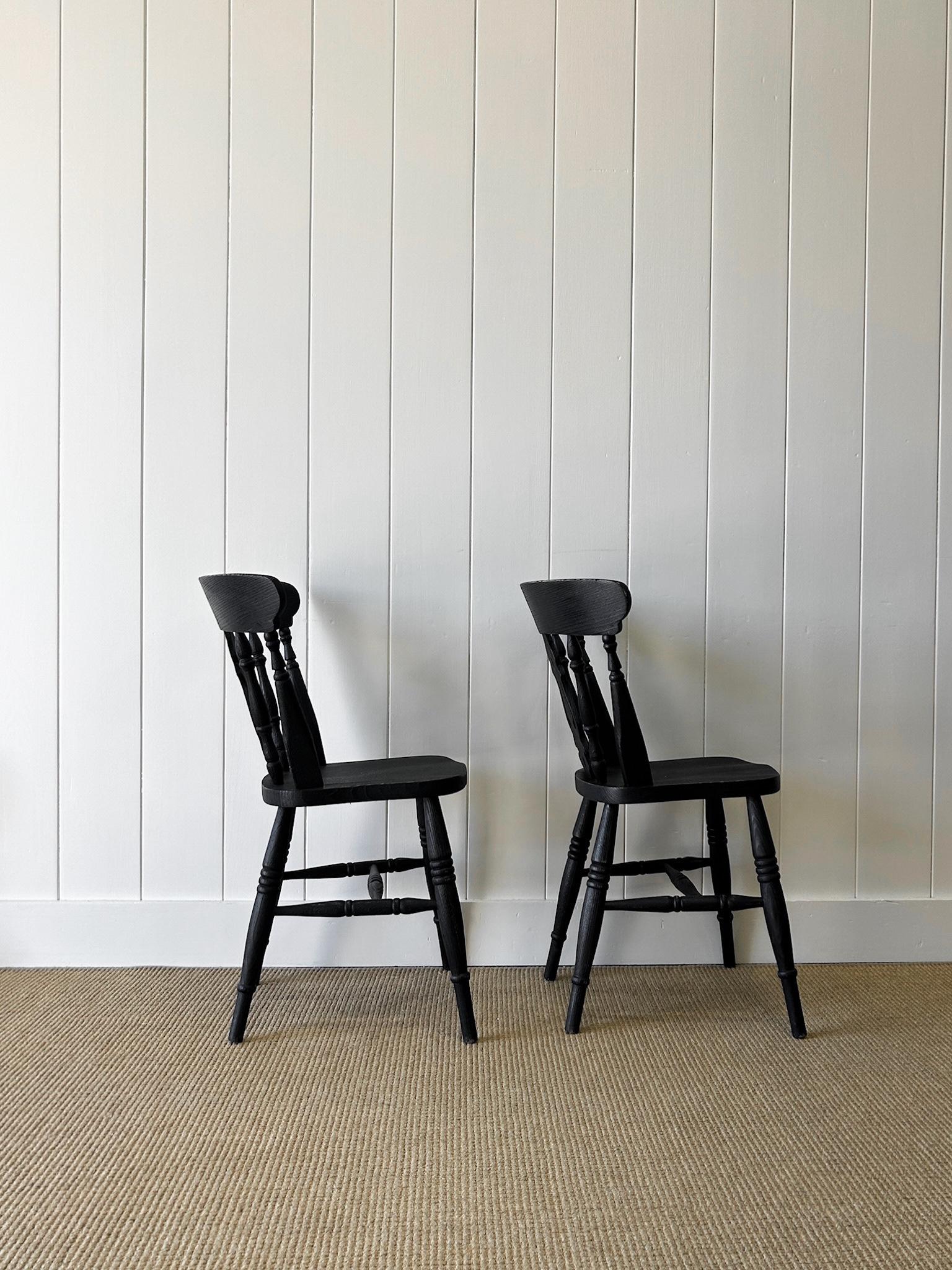 A Vintage Set of 6 Fiddleback Chairs Painted Black For Sale 2