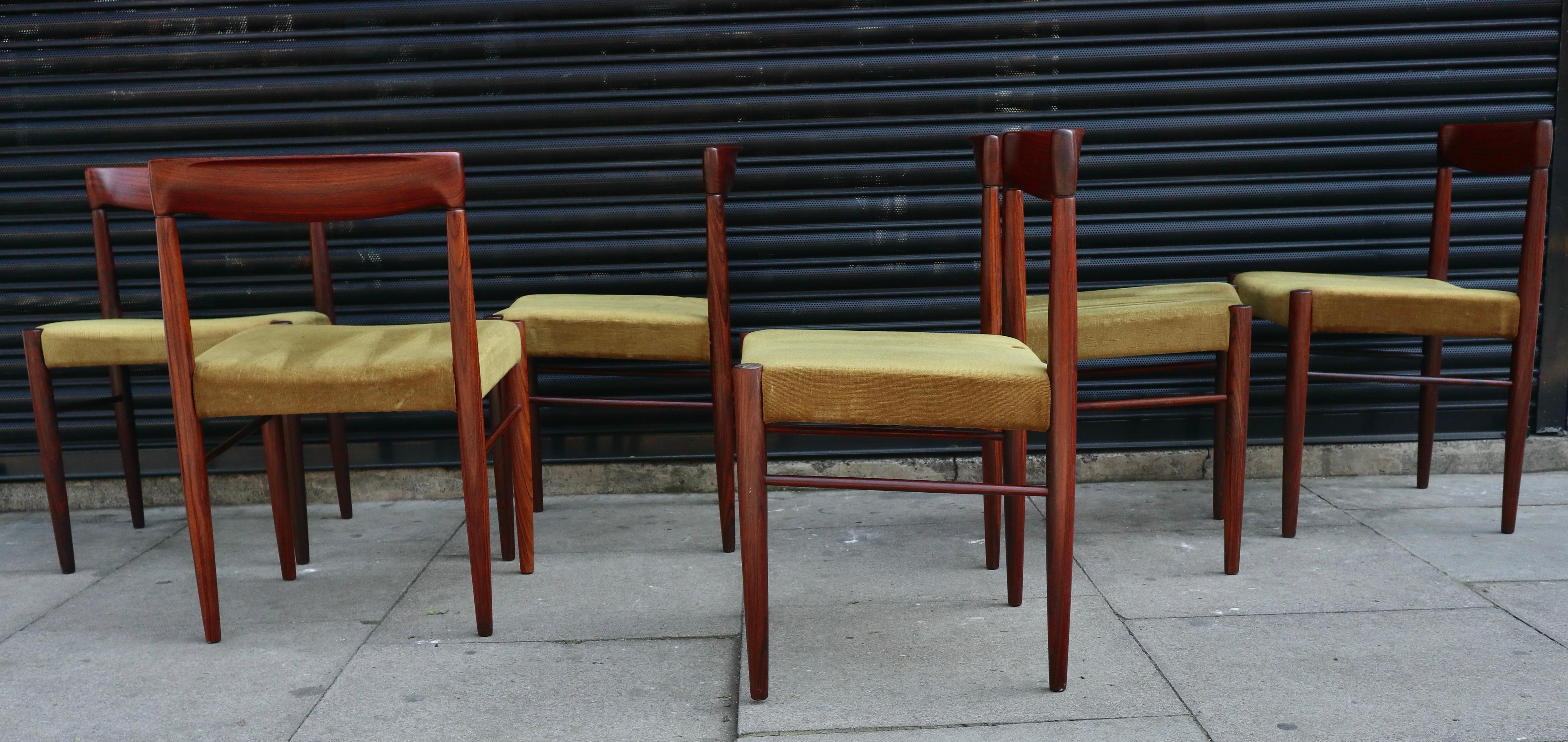Ein schönes und stilvolles Set aus sechs dänischen Esszimmerstühlen aus massivem Palisanderholz aus den 1960er Jahren, gepolstert mit dem originalen gelben Veloursstoff.  Diese von H. W. Klein entworfenen Stühle wurden von Bramin hergestellt und