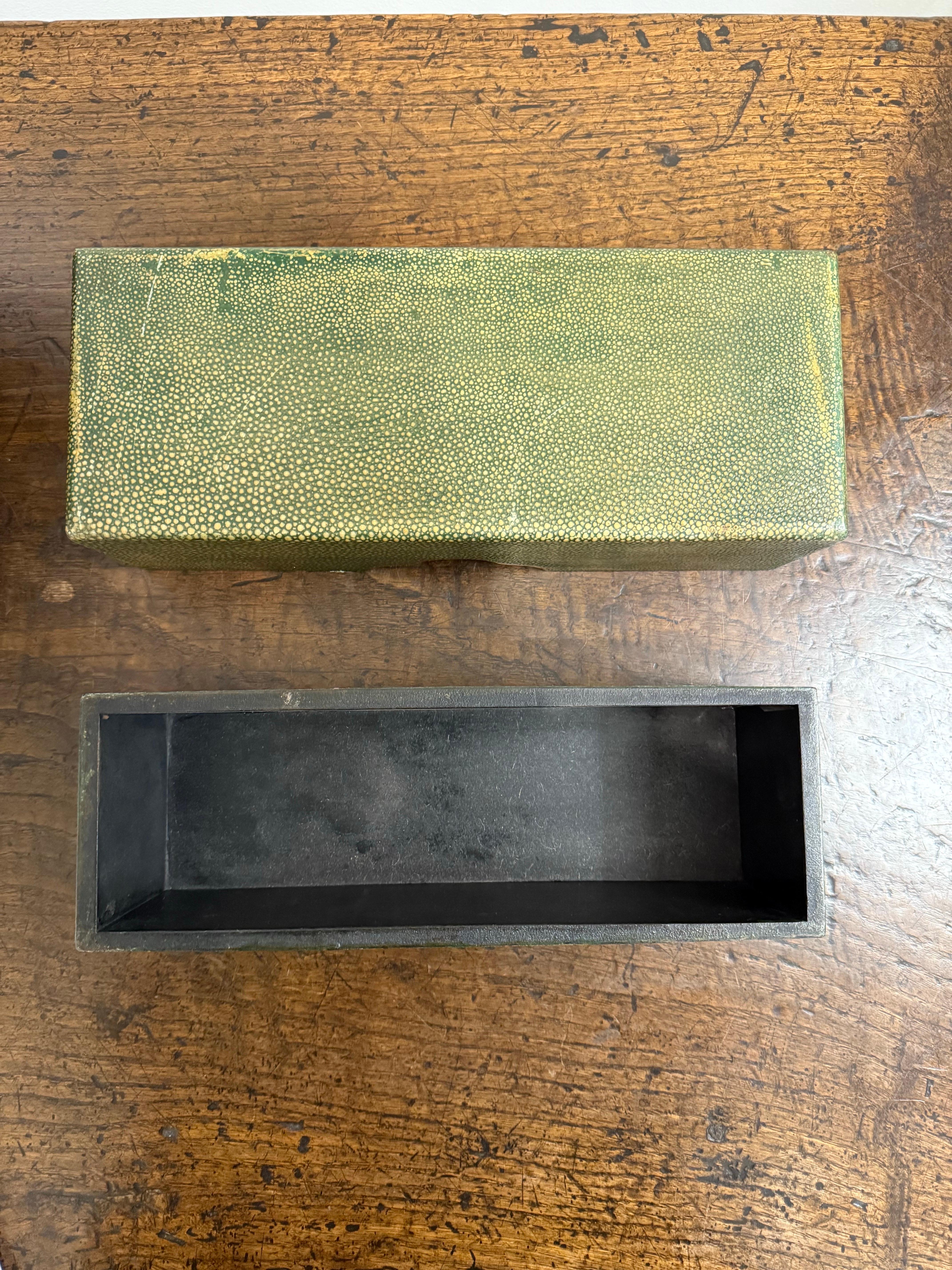 Scatola con coperchio in zigrino d'epoca, 20° secolo in vendita 6