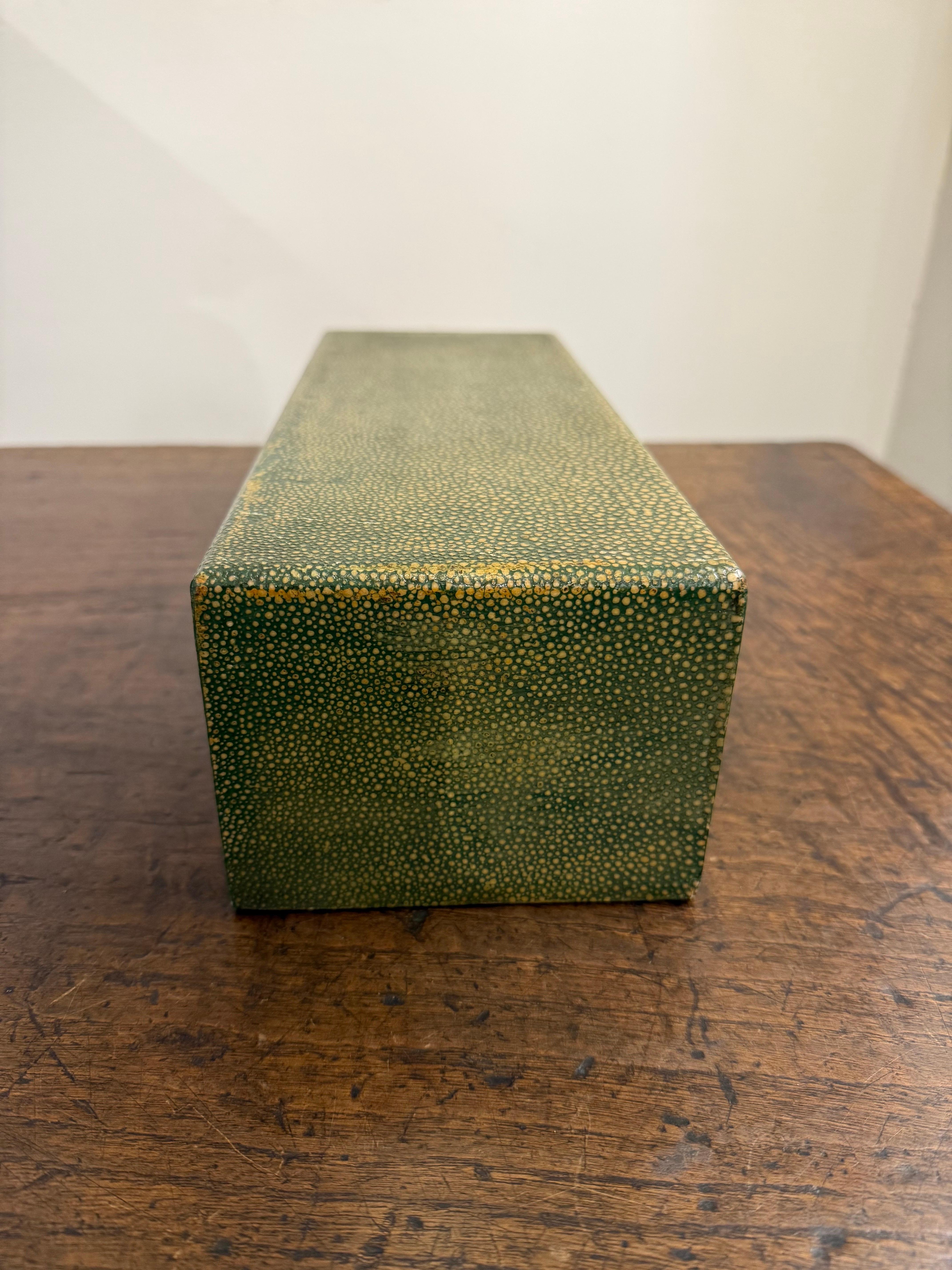 XX secolo Scatola con coperchio in zigrino d'epoca, 20° secolo in vendita