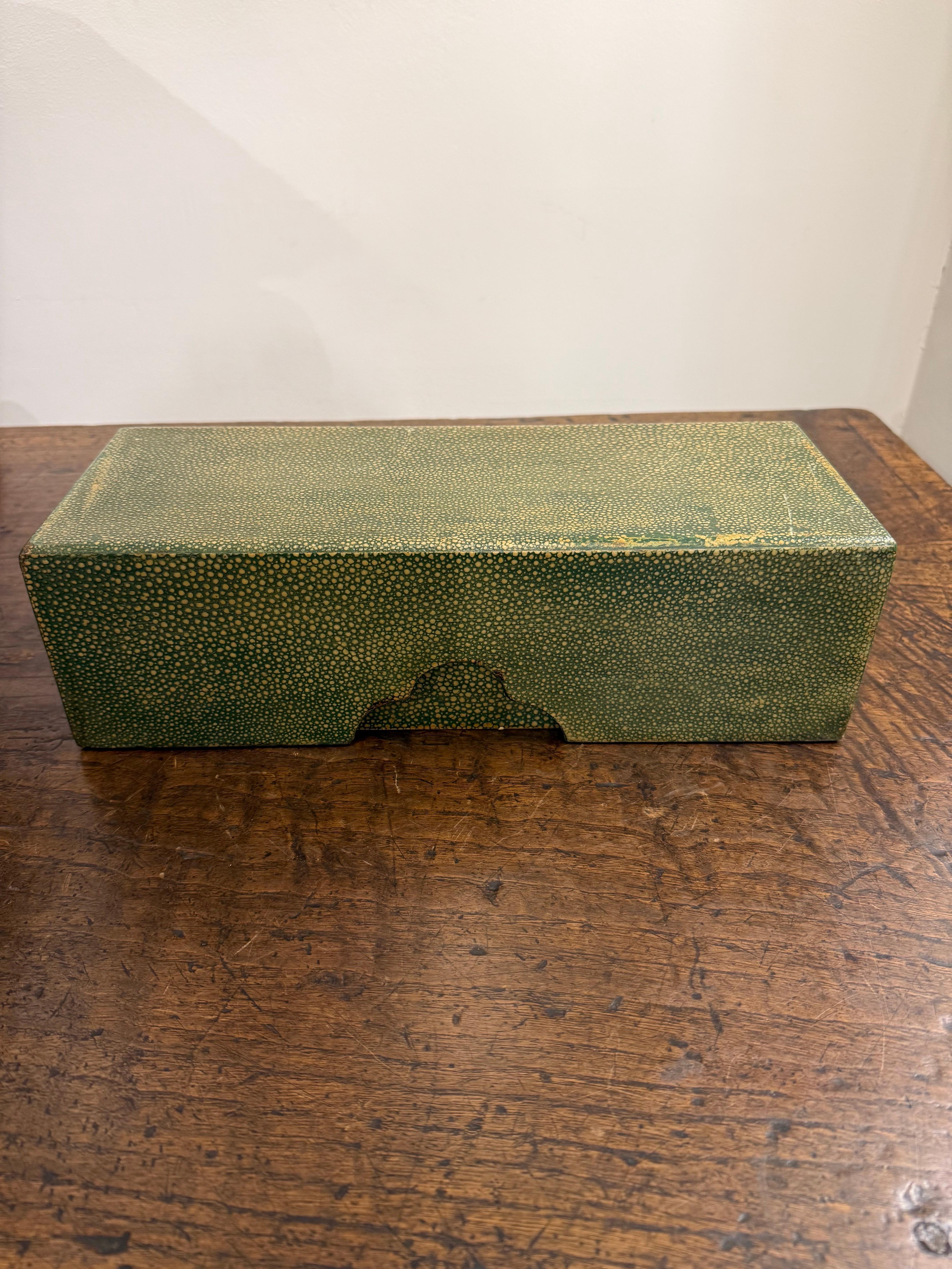 Scatola con coperchio in zigrino d'epoca, 20° secolo in vendita 1