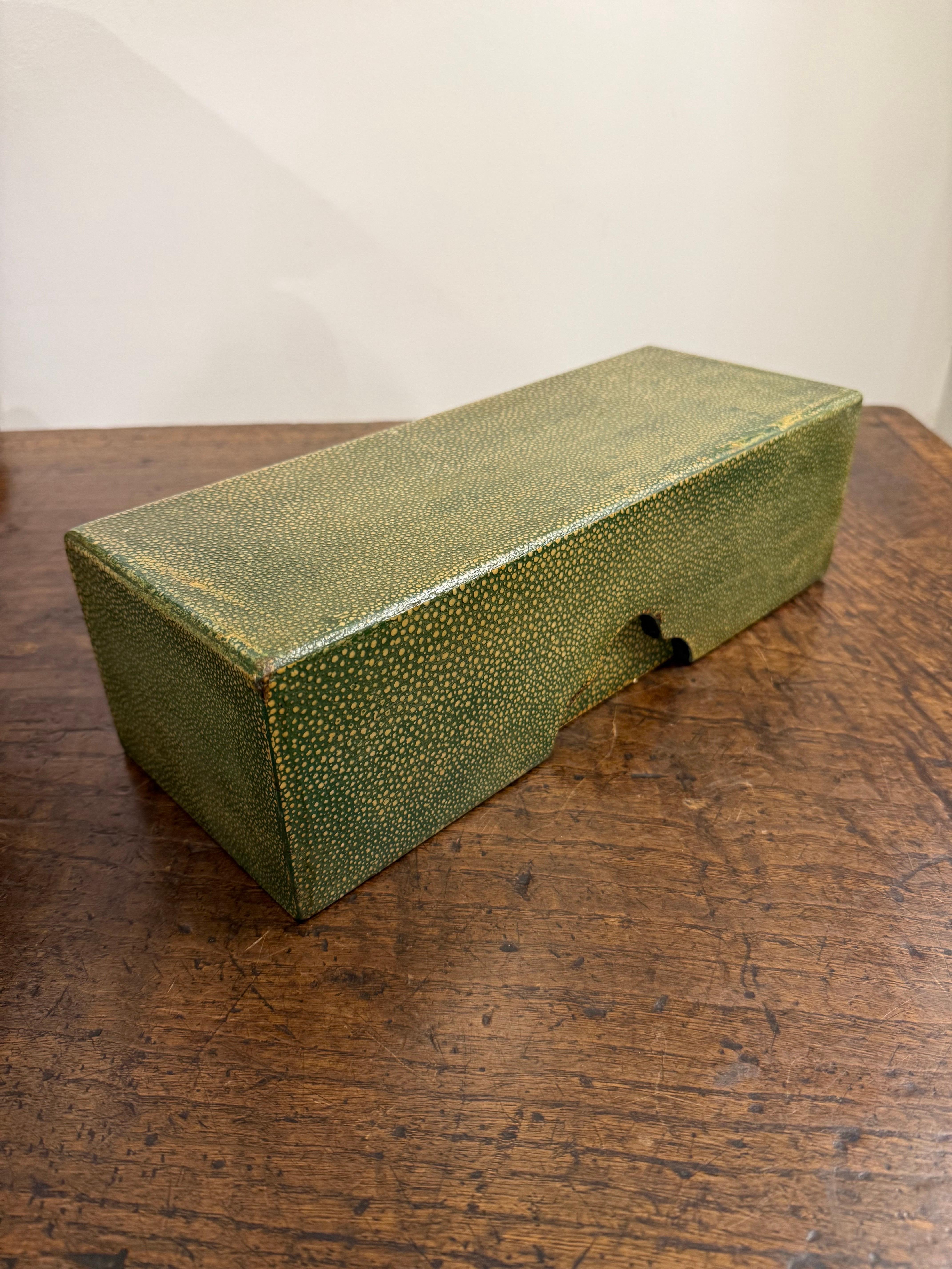 Scatola con coperchio in zigrino d'epoca, 20° secolo in vendita 2